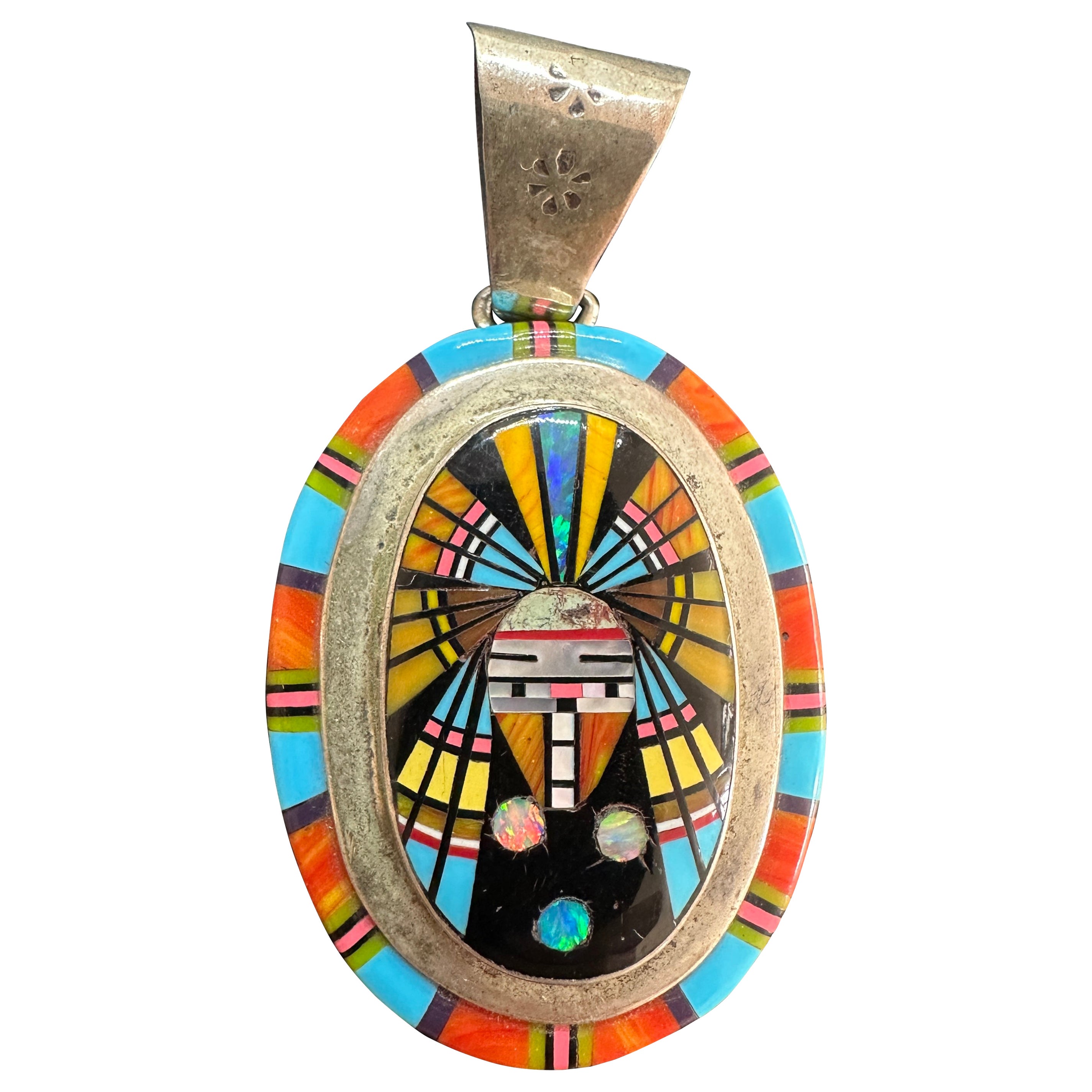 Colgante con incrustaciones de plata de ley de un jefe de la tribu Zuni, con turquesa, ópalo y coral