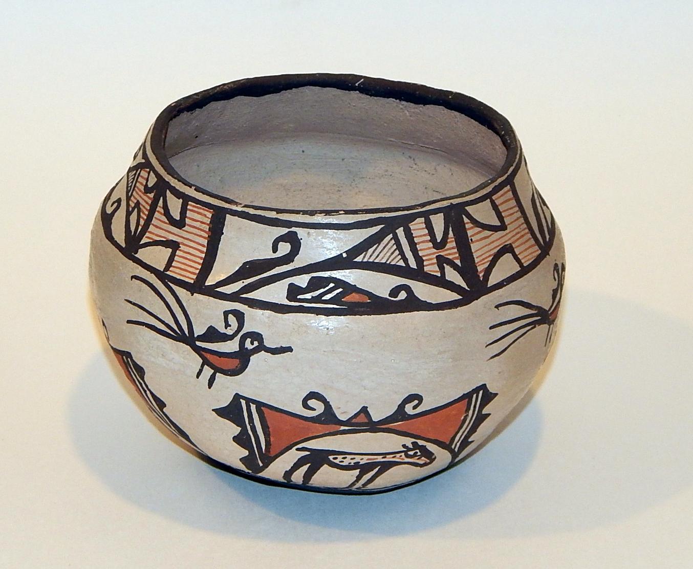Zuni verzierte Keramikkanne
handbemalt mit Heartline-Hirschmotiv
Maße: 4 ½