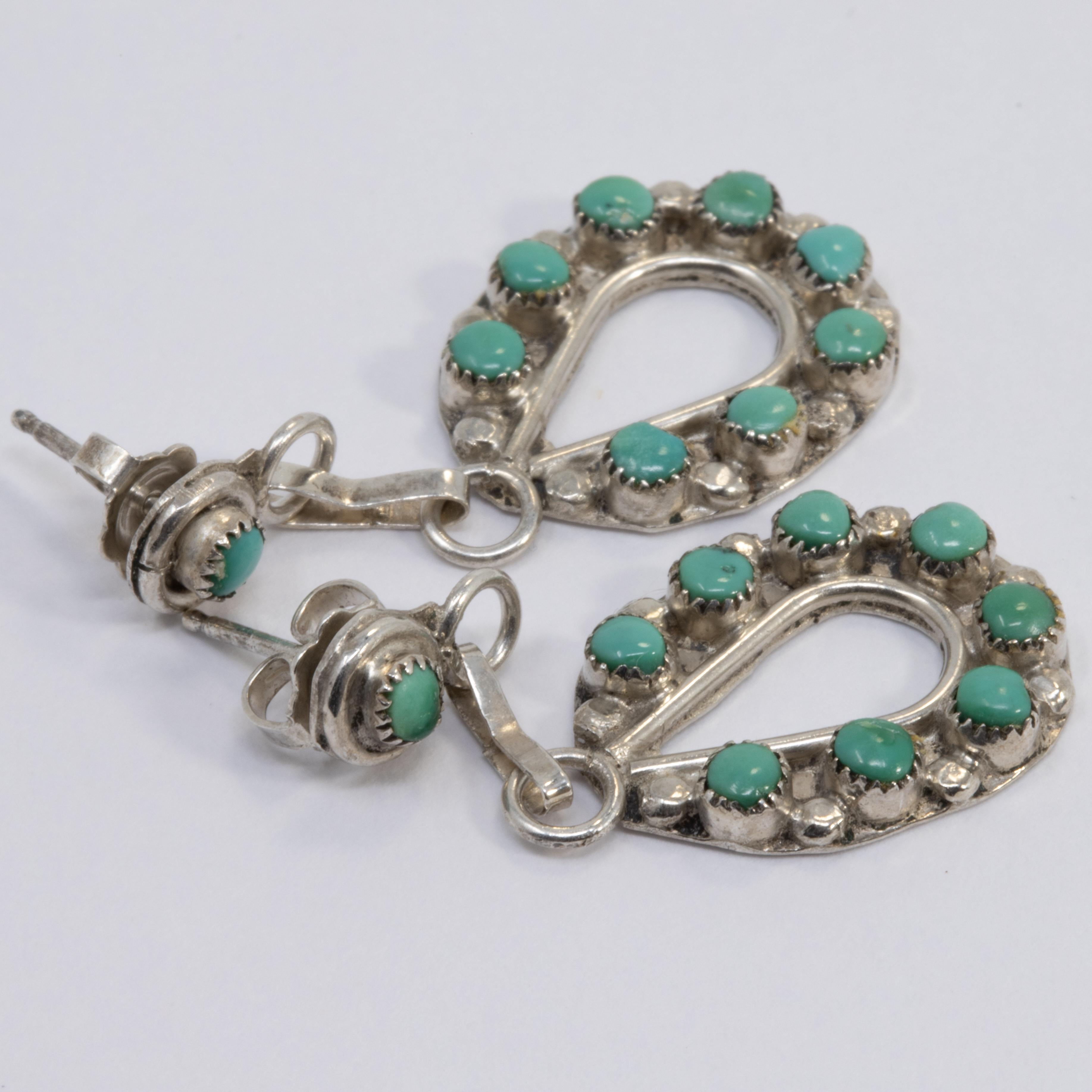 Amérindien Zuni Boucles d'oreilles pendantes en argent sterling avec turquoise amérindienne et fermoirs à tige en vente