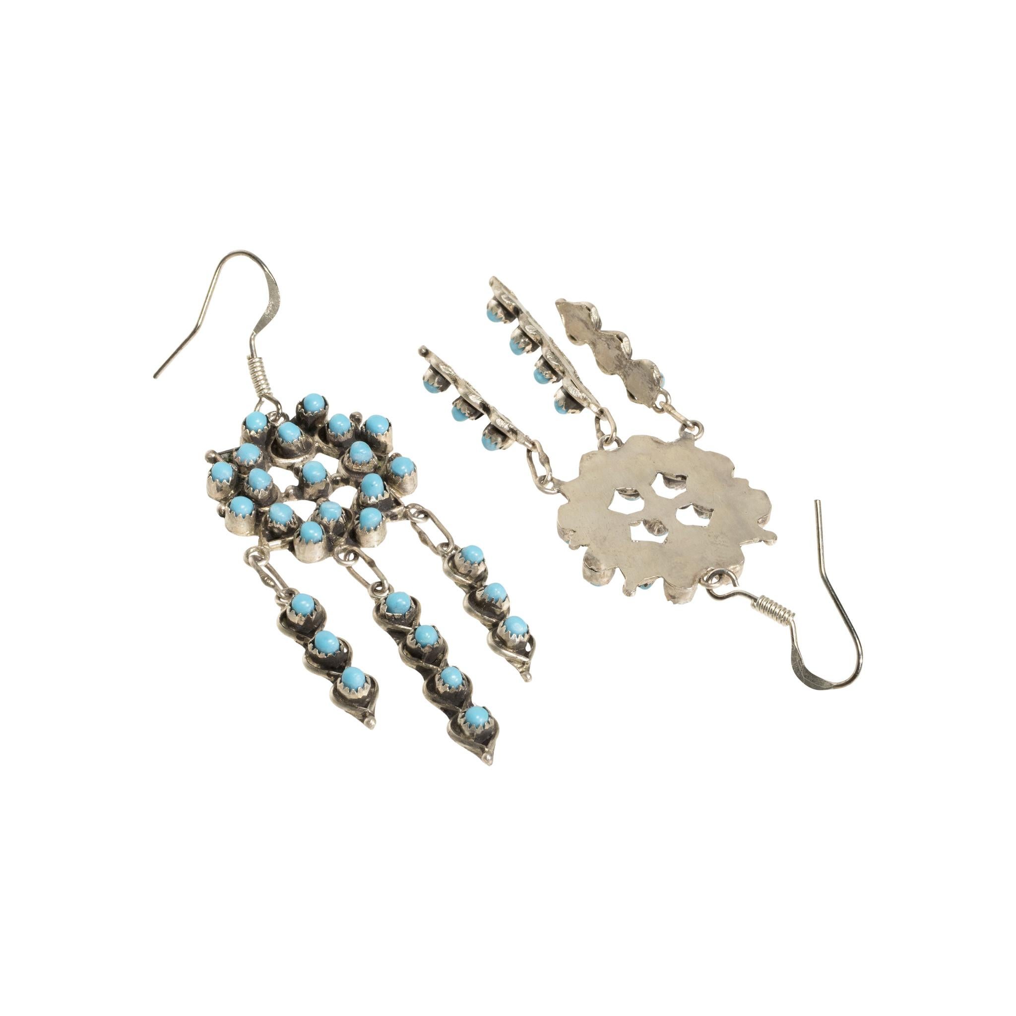 Coppia di orecchini acchiappasogni in turchese Zuni Sleeping Beauty. Ventinove pietre per orecchino, tutte di colore azzurro, incastonate in castoni a dente di sega con piccoli accenti in perline di sterlina. Tre pendenti in stile piuma fissati con