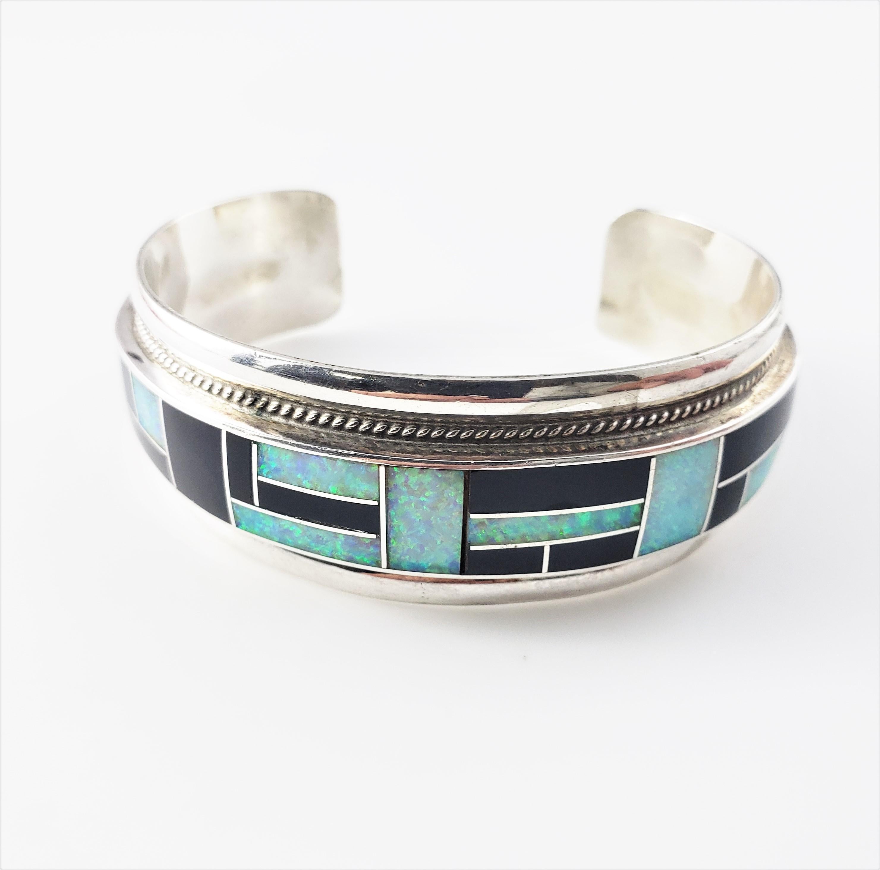 Zuni Rickell & Glendora Booga Sterling Silber Onyx und Opal Manschette Armband-

Dieses schöne Manschettenarmband ist mit Onyx und Opal in Sterlingsilber eingefasst.

Größe:     5,5 Zoll von Ende zu Ende; 1,25 Zoll Abstand; 0,9 Zoll Breite

Gewicht: