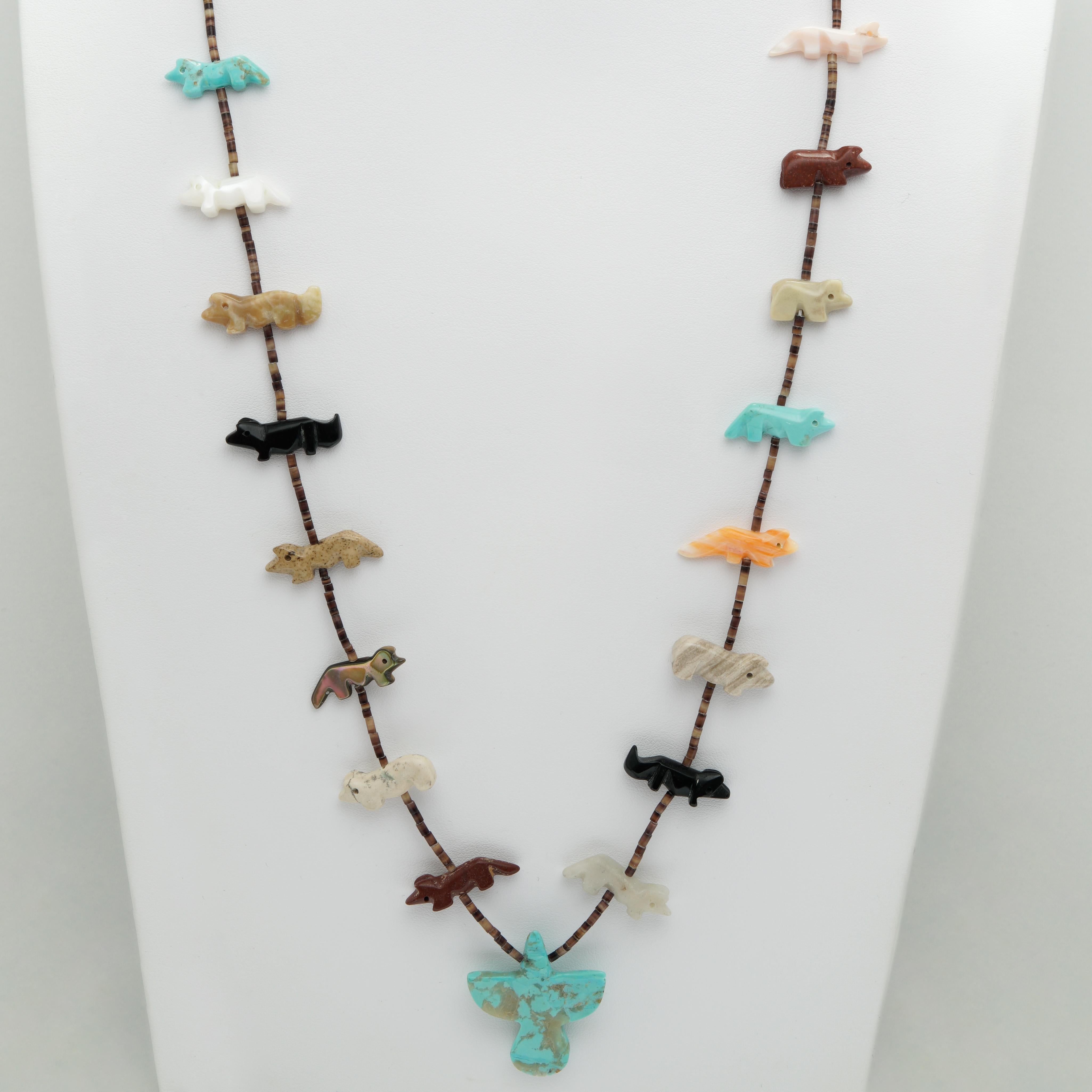 Collier fétiche vintage Zuni sculpté d'animaux en onyx, turquoise, MOP et agate c.1970s
23.57 grammes
26 pouces de longueur