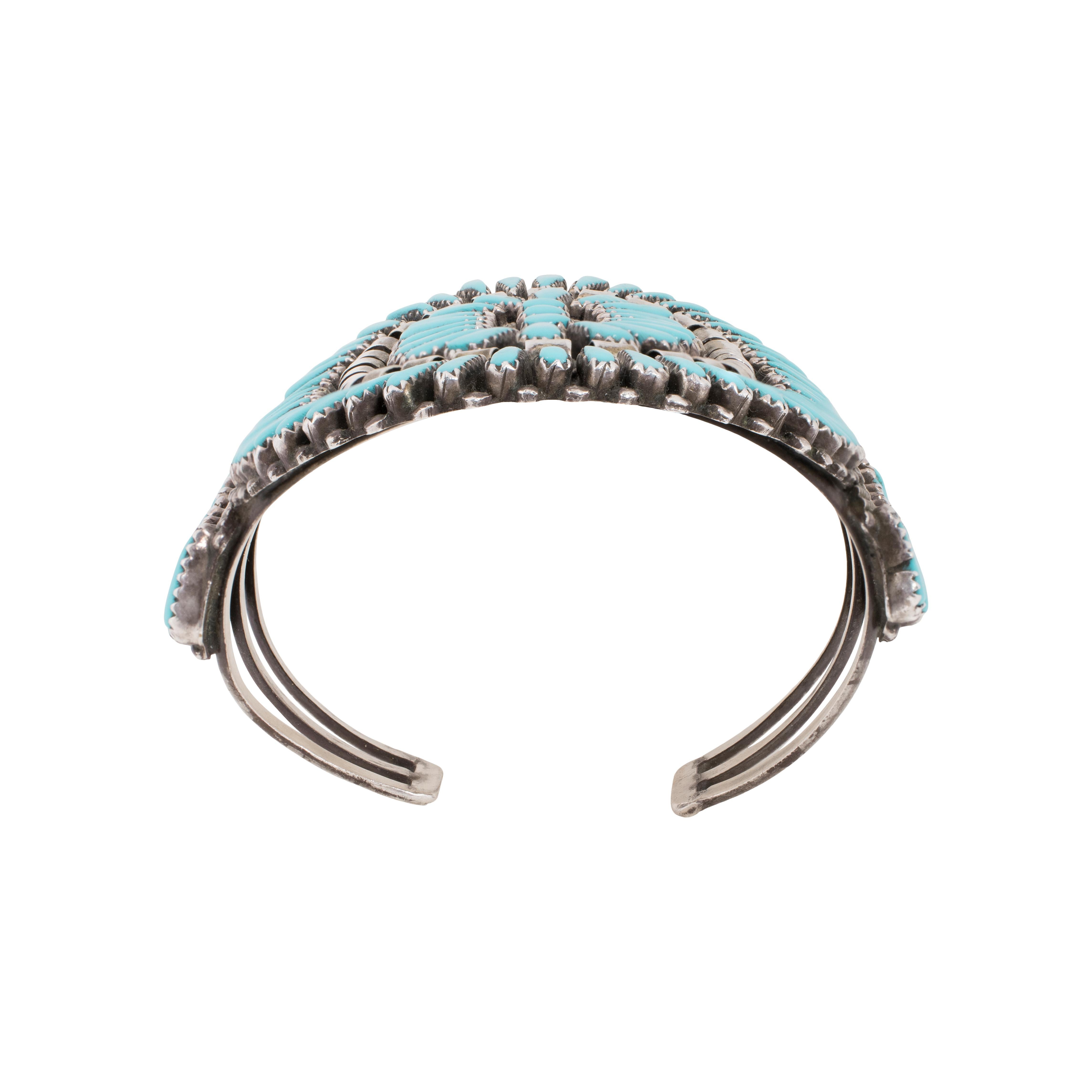 Bracelet en argent sterling de Zuni avec de belles pierres de turquoise à l'aiguille Sleeping Beauty. Signé 