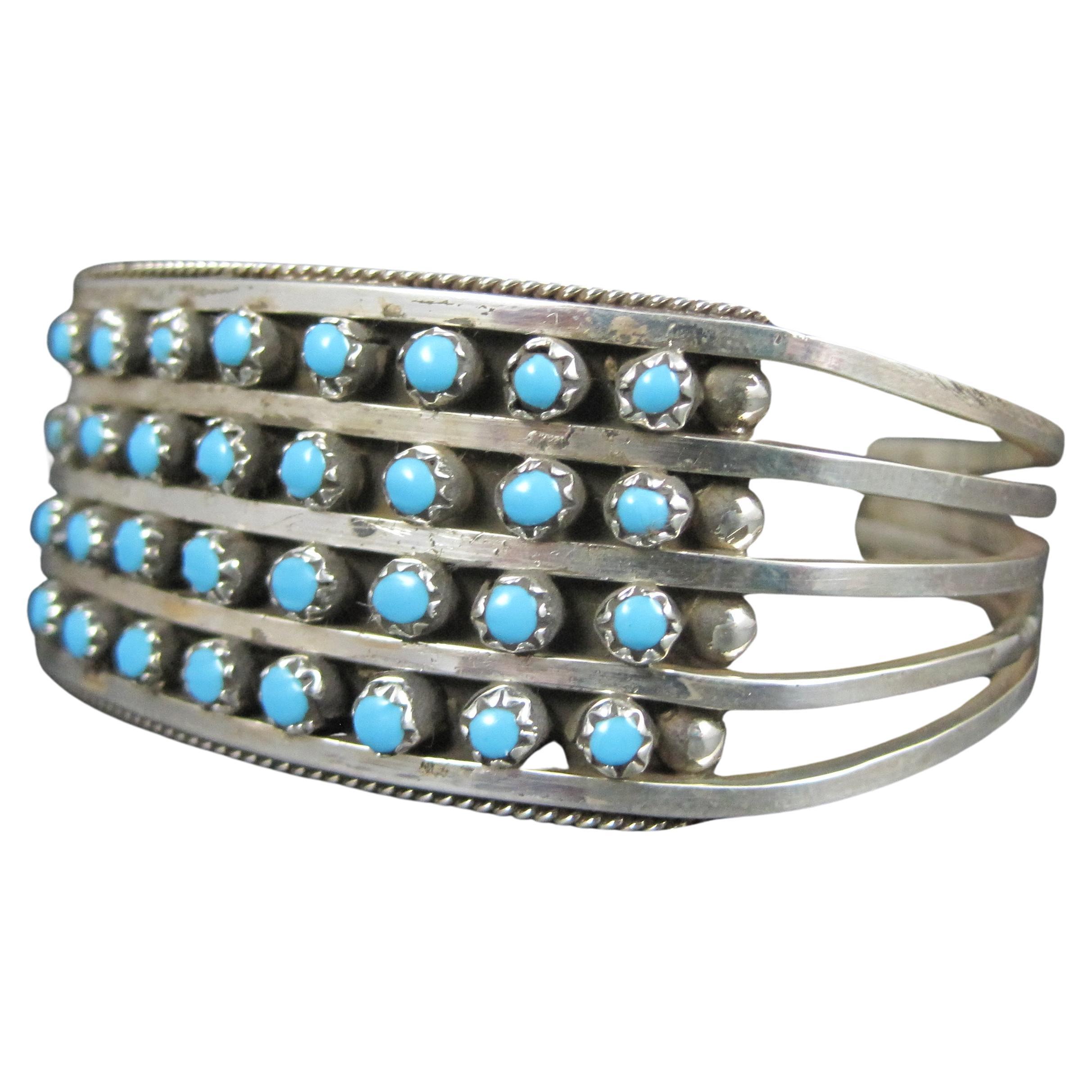 Ce magnifique bracelet manchette en argent sterling est orné de 32 turquoises 