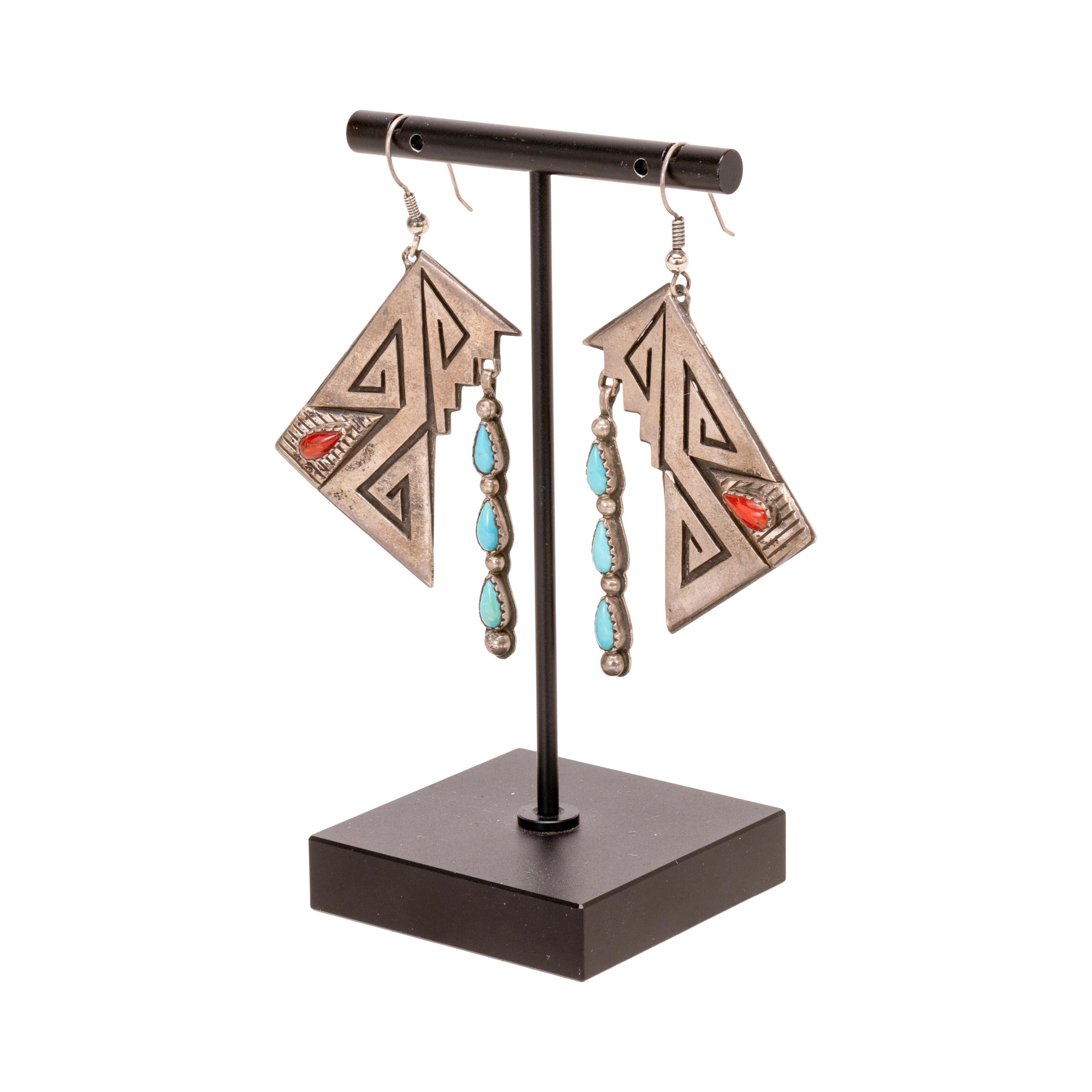 Zuni Sterling Silber und Korallen Ohrringe baumeln im Zustand „Gut“ im Angebot in Coeur d Alene, ID