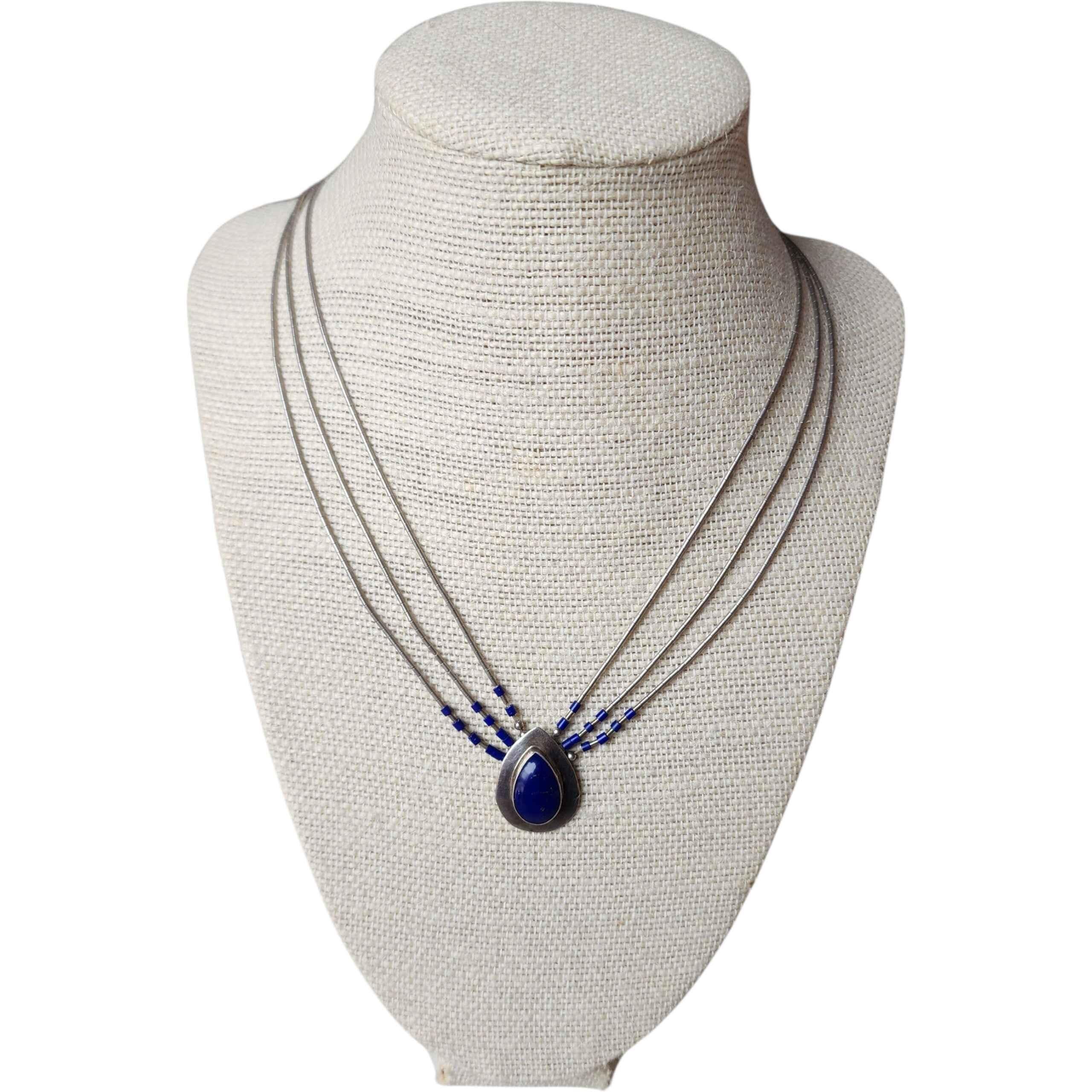 Artigiano Collana a più fili in argento sterling di Zuni con ciondolo a goccia in lapislazzuli in vendita