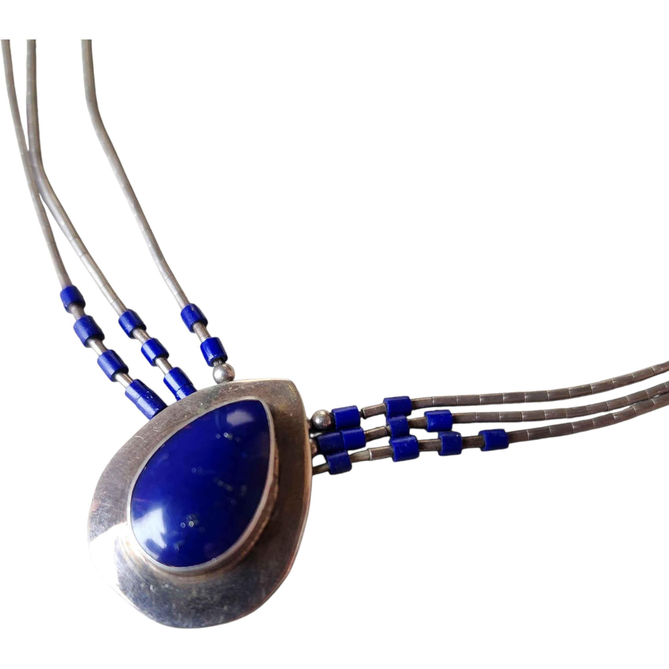 Cabochon Collana a più fili in argento sterling di Zuni con ciondolo a goccia in lapislazzuli in vendita