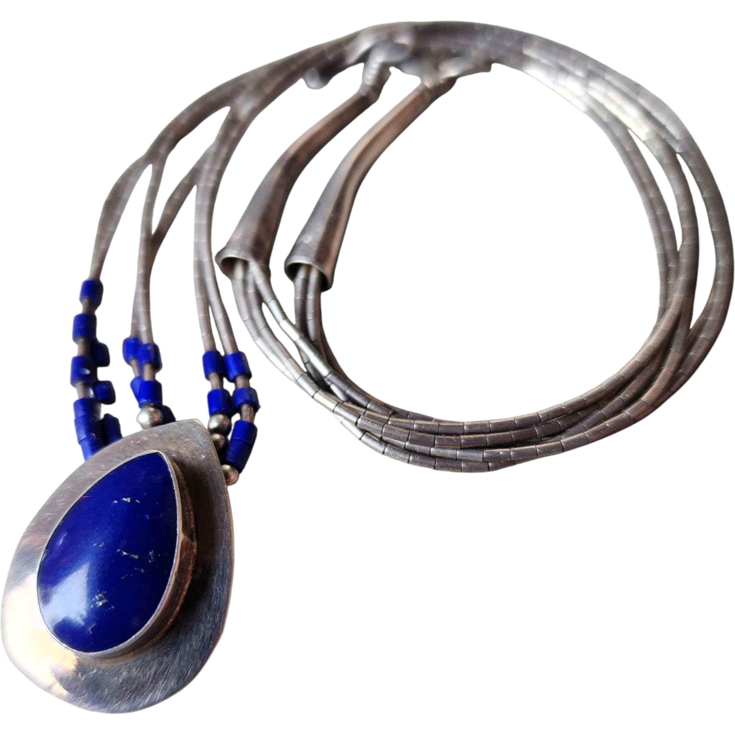 Collana a più fili in argento sterling di Zuni con ciondolo a goccia in lapislazzuli In condizioni buone in vendita a Milford, DE