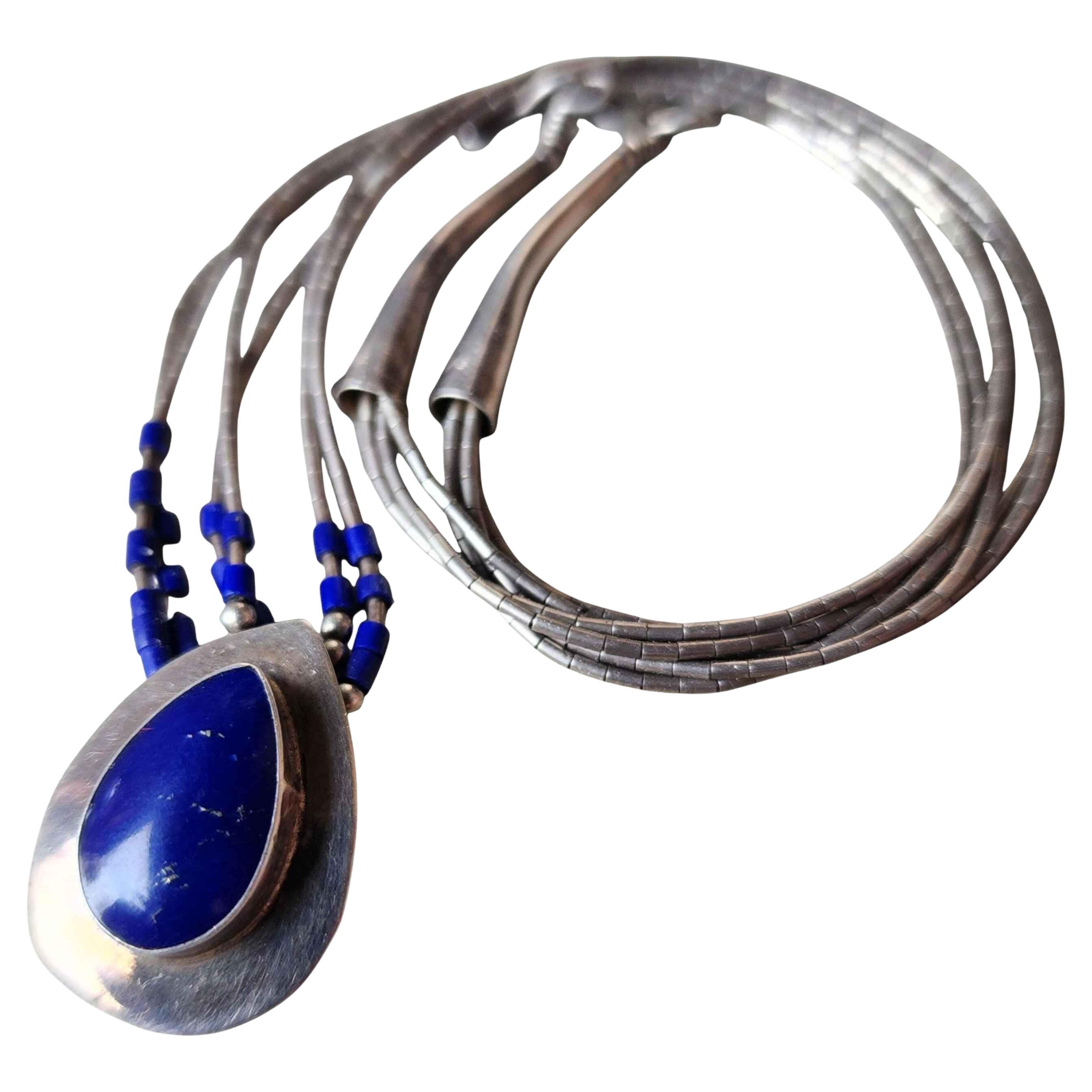 Collana a più fili in argento sterling di Zuni con ciondolo a goccia in lapislazzuli