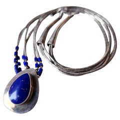 Collana a più fili in argento sterling di Zuni con ciondolo a goccia in lapislazzuli