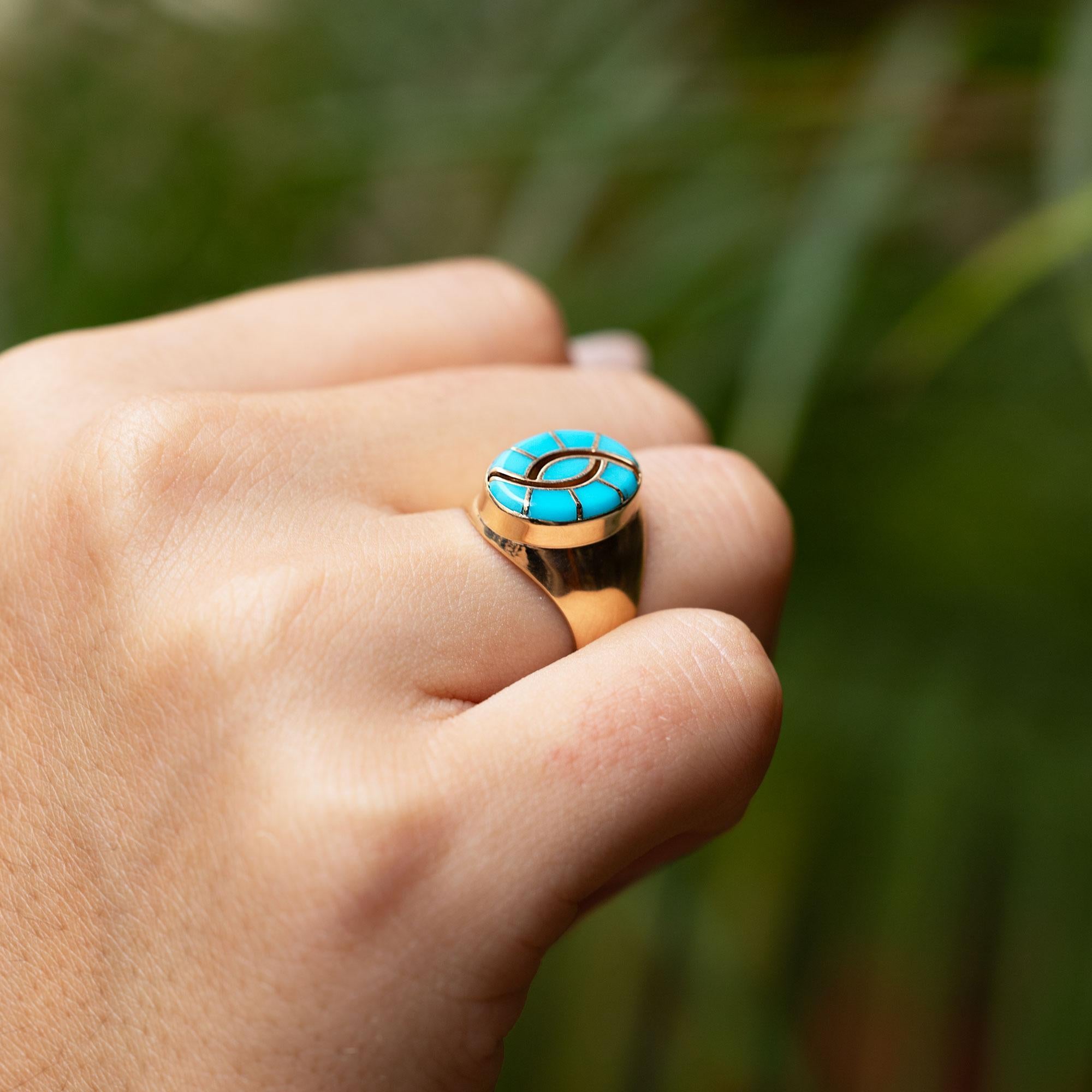 Cabochon Signed Zuni or Navajo Turquoise Inlay Estate 14k Yellow Gold Ring For Sale