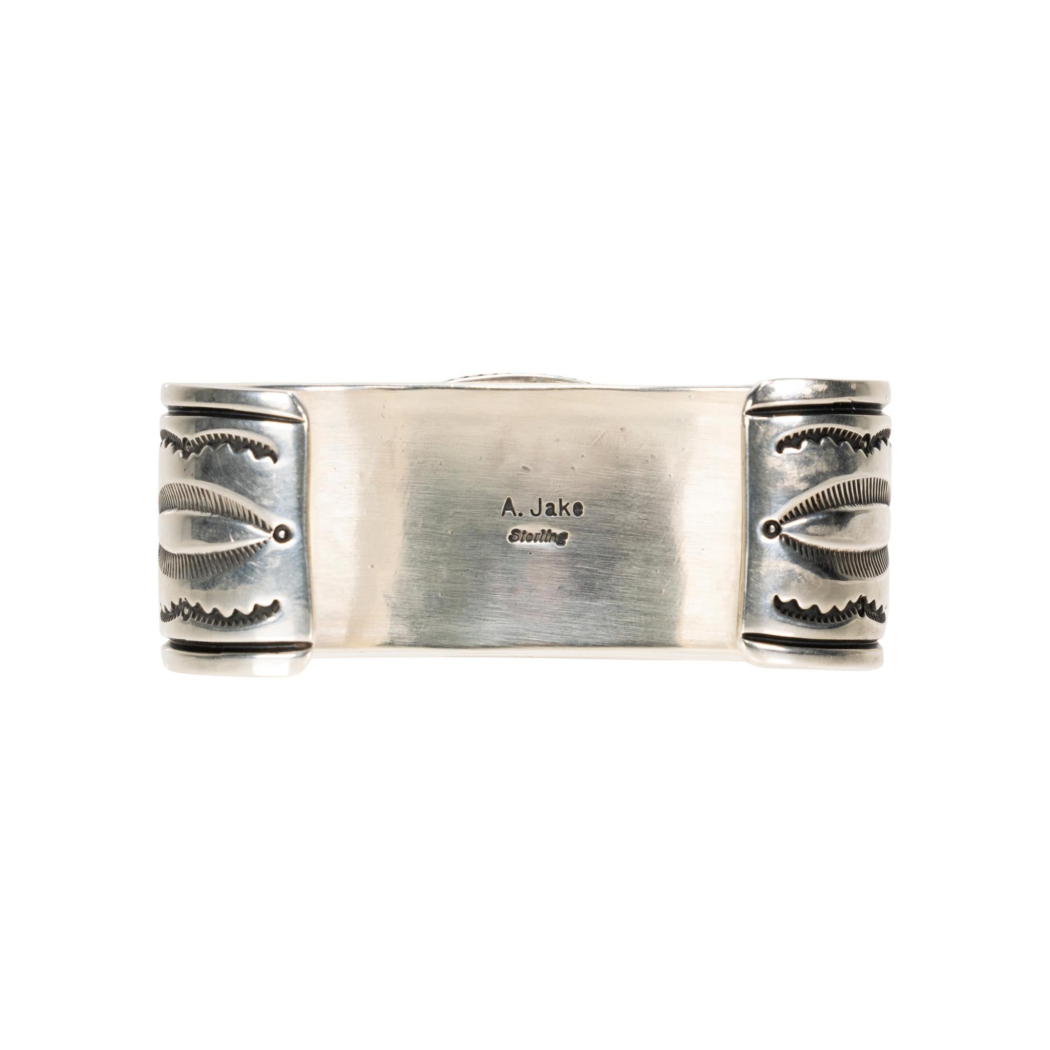 Bracciale Zuni in argento sterling e turchese della Bella Addormentata dell'argentiere Zuni Albert Jake. Grande pietra centrale di taglio ovale con incastonatura a castone e bordo in corda ritorta. La pietra è di un blu brillante con una matrice