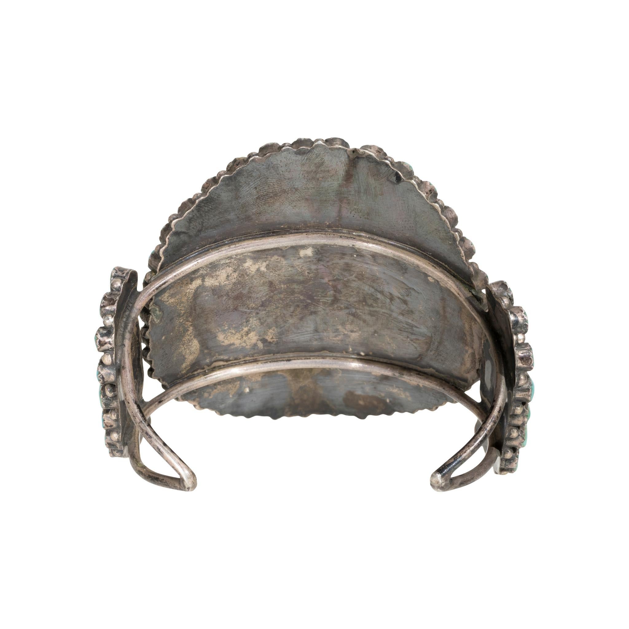 Bracciale in sterlina e turchese petit point di Zuni. 73 pietre di turchese Kingman incastonate nel classico design a raggiera con accenti di corda ritorta. Le pietre sono di un azzurro tenue con alcuni toni verdi e una matrice minima. Bella patina