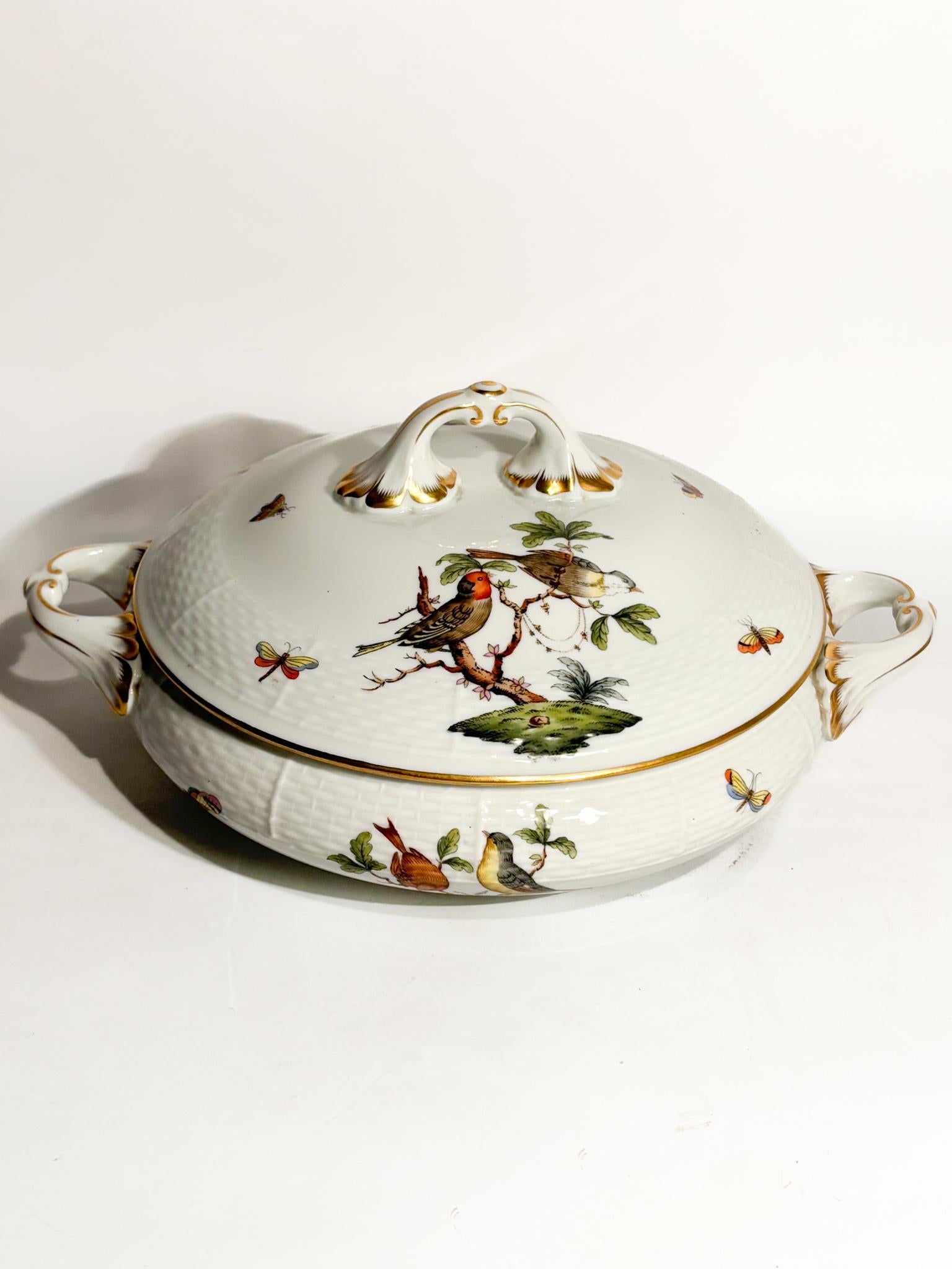 Zuppiera centrotavola in porcellana di Herend, decoro Rothschild, realizzata negli anni '70

Ø cm 30 Ø cm 26 h cm 13

Die Herender Porzellane gehören zu den prestigeträchtigsten und begehrtesten der Welt. Seit 1826 in Italien hergestellt, ist Herend