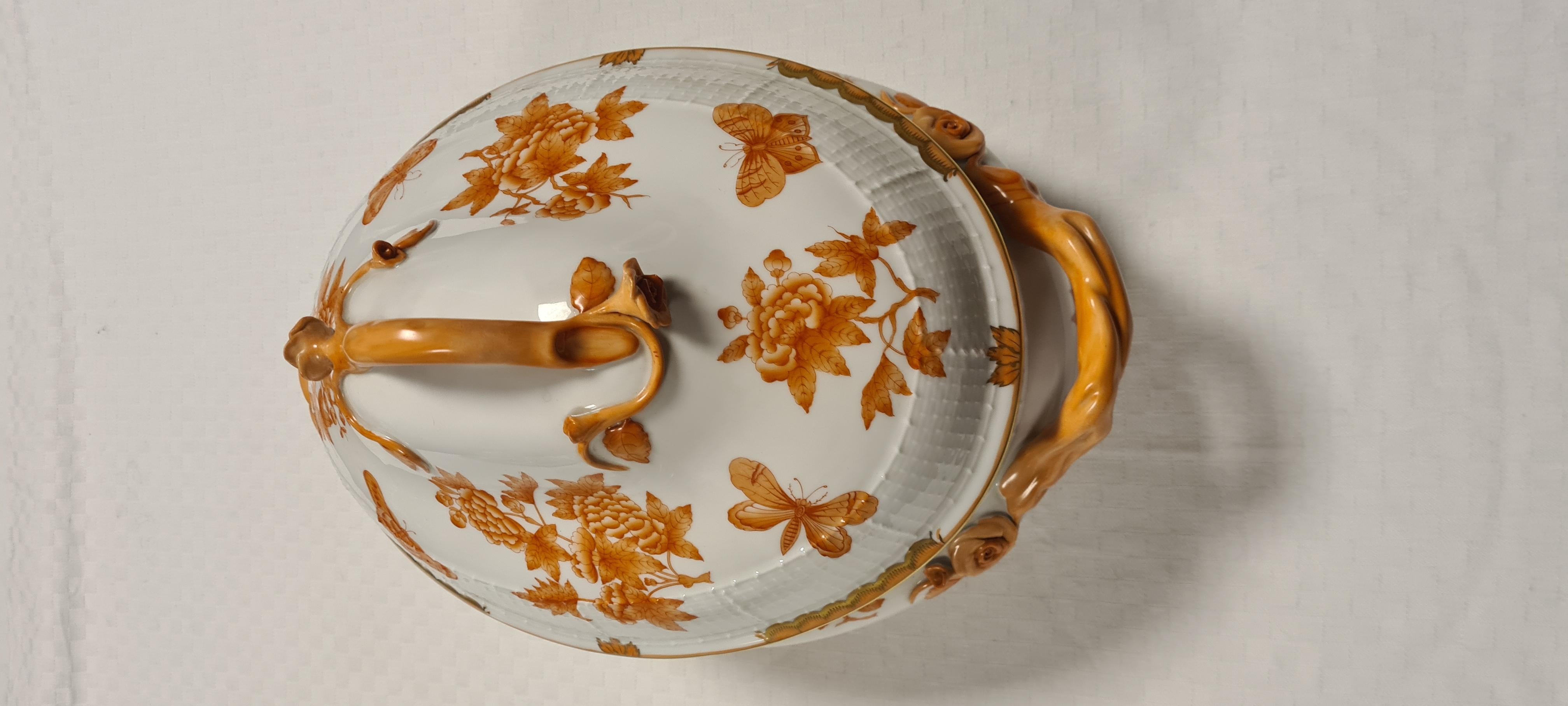 Porcelain Zuppiera decoro Fortuna - Queen Victoria di Herend For Sale