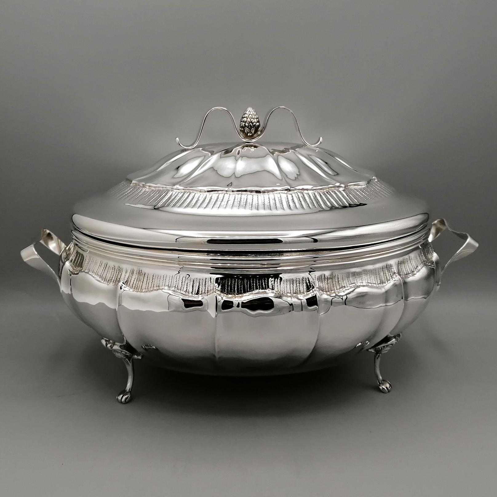 Baroque style oval tureen, made entirely by hand.
The baroque style of this tureen is very light with grooves typical of the style but not evident to allow the object to be easily placed in any type of furniture.
Its small size also allows it to be