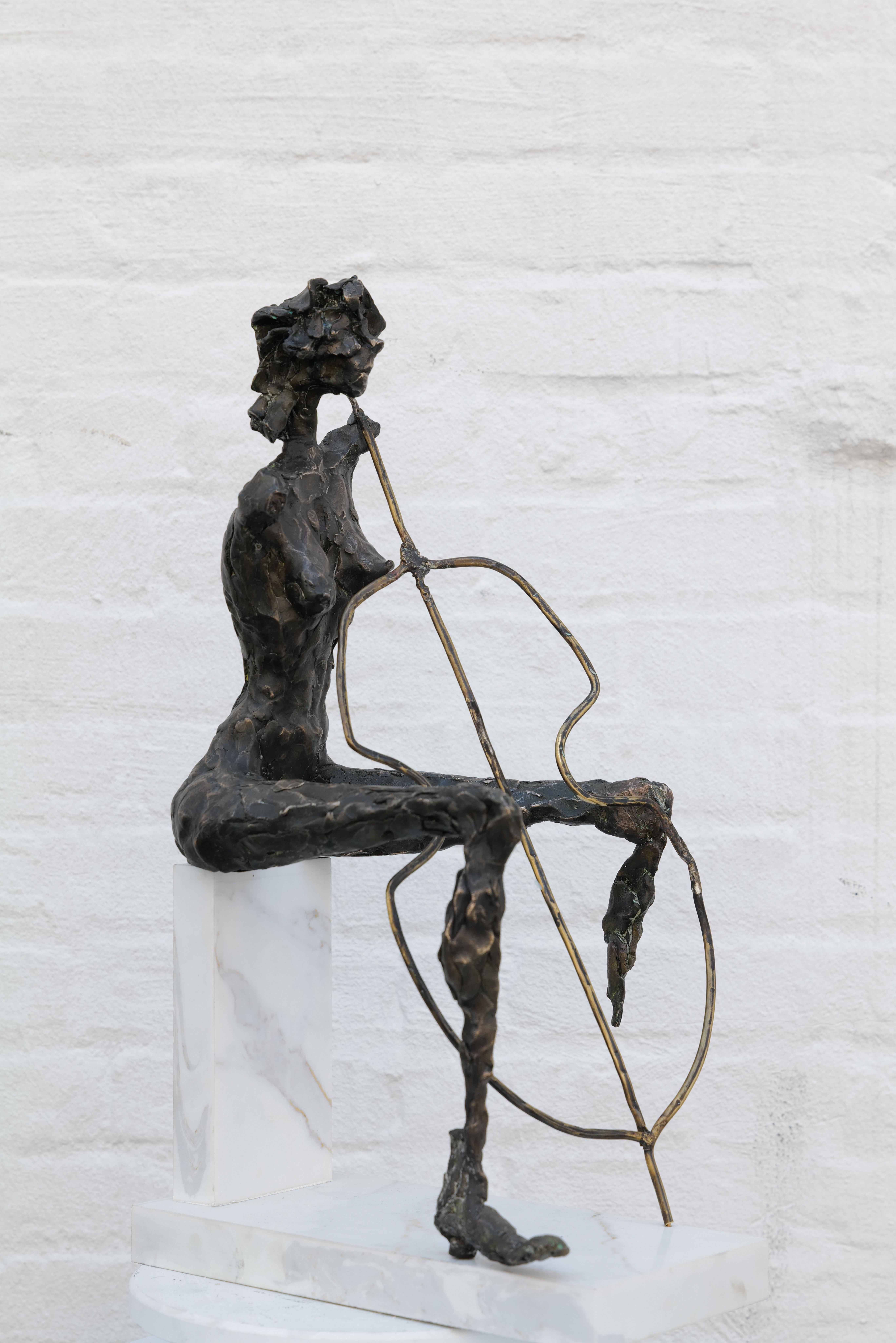 Violonchelista - Escultura figurativa de bronce by Zura (2020) en venta 1