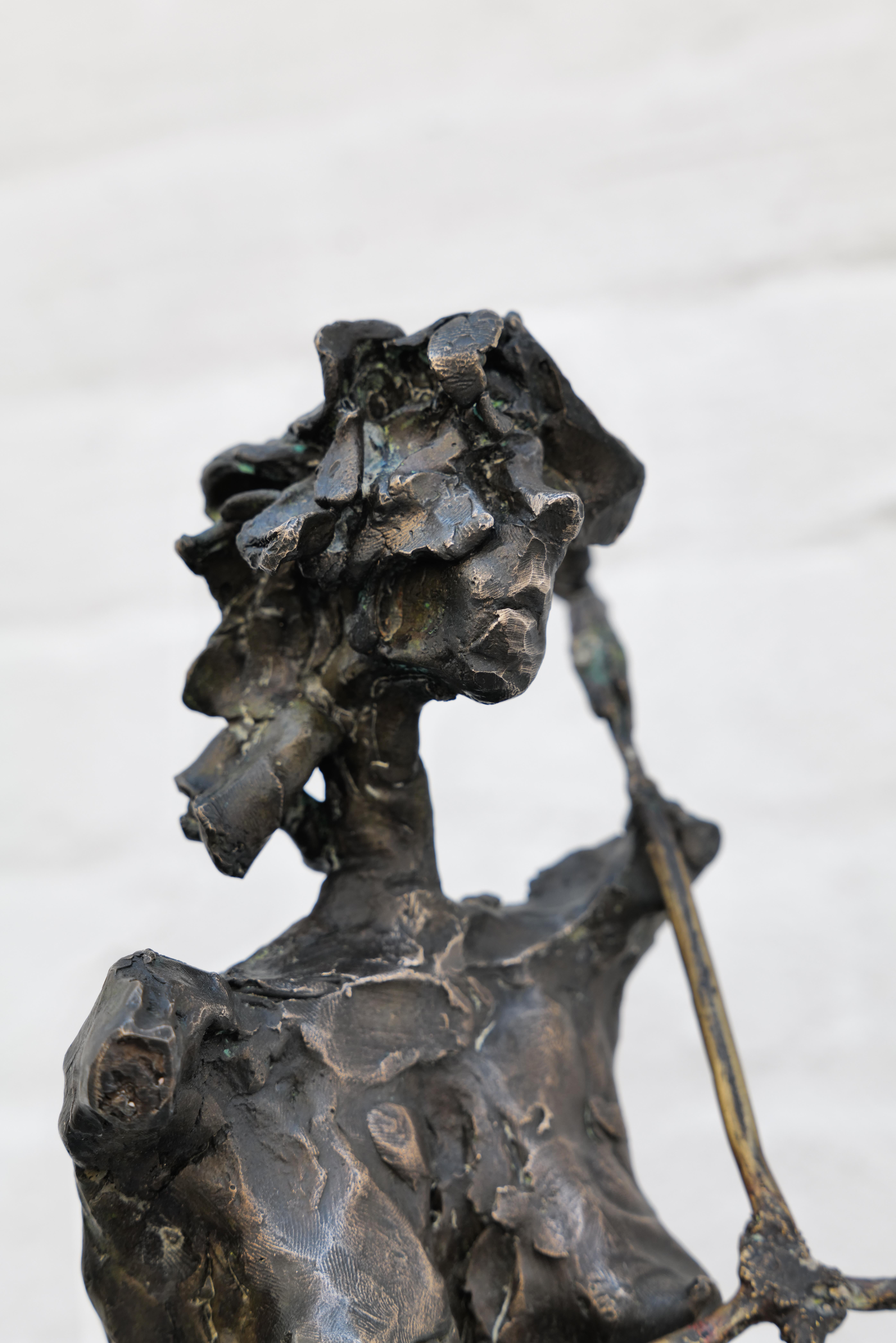 Violonchelista - Escultura figurativa de bronce by Zura (2020) en venta 2