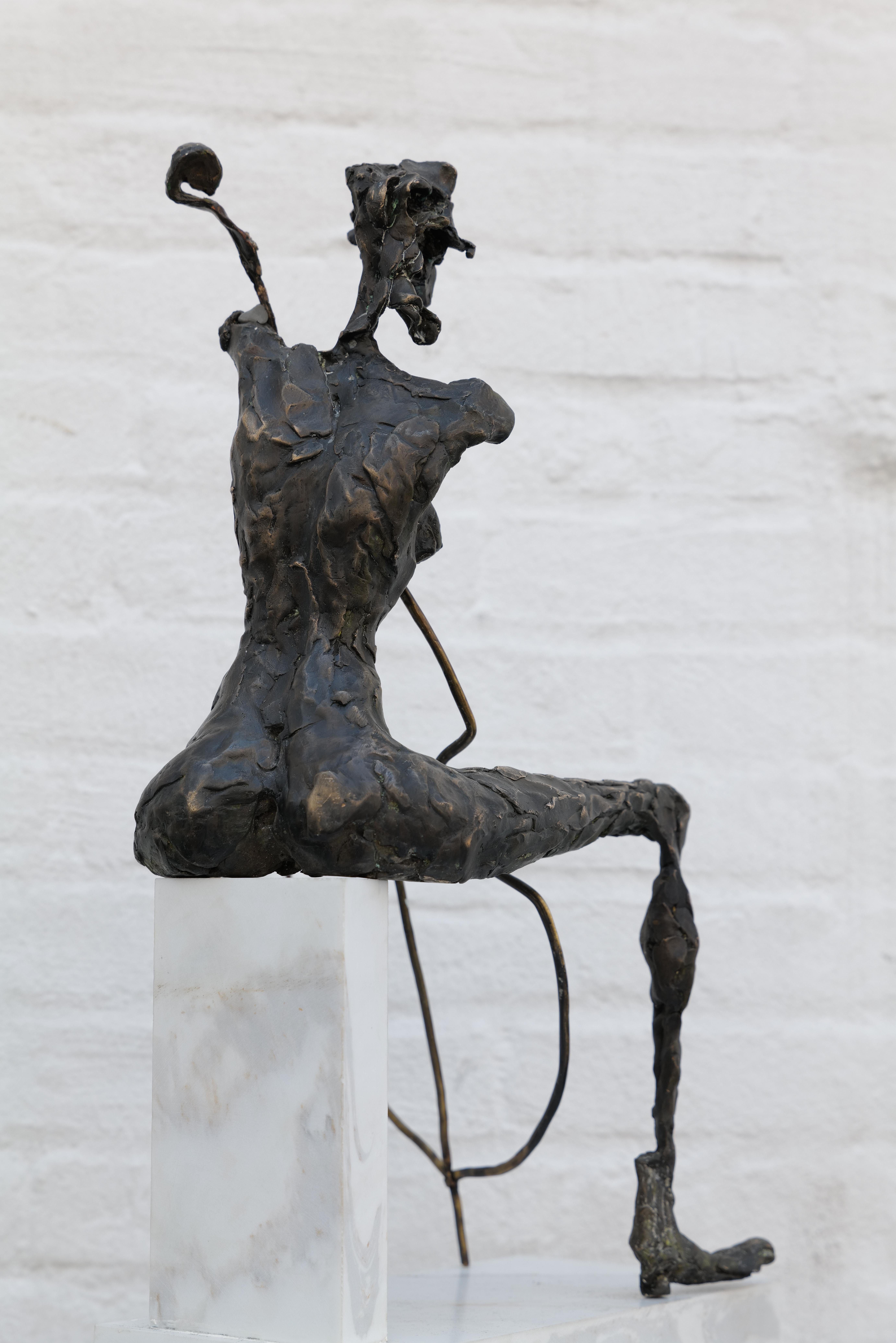 Violonchelista - Escultura figurativa de bronce by Zura (2020) en venta 3