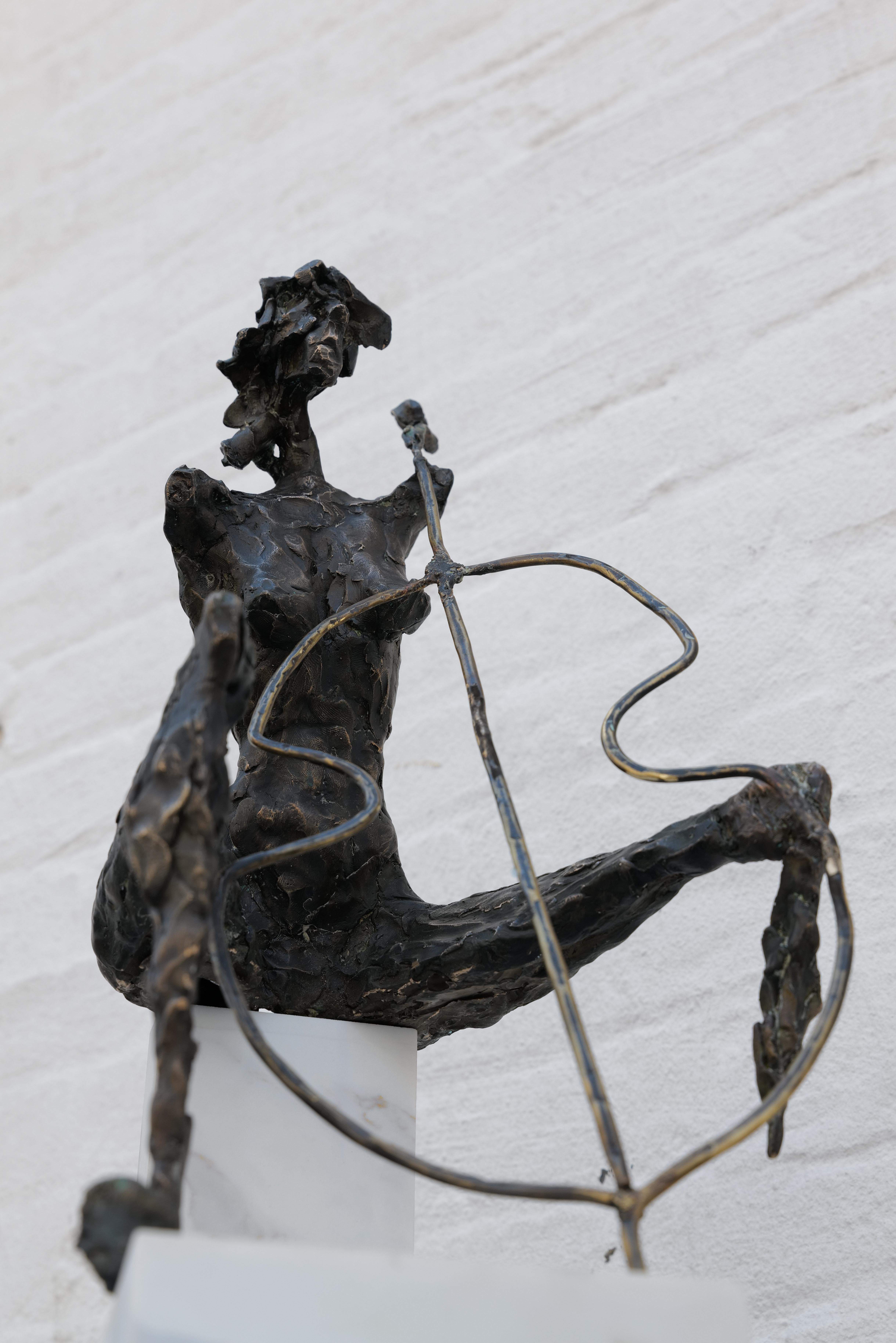 Violonchelista - Escultura figurativa de bronce by Zura (2020) en venta 4