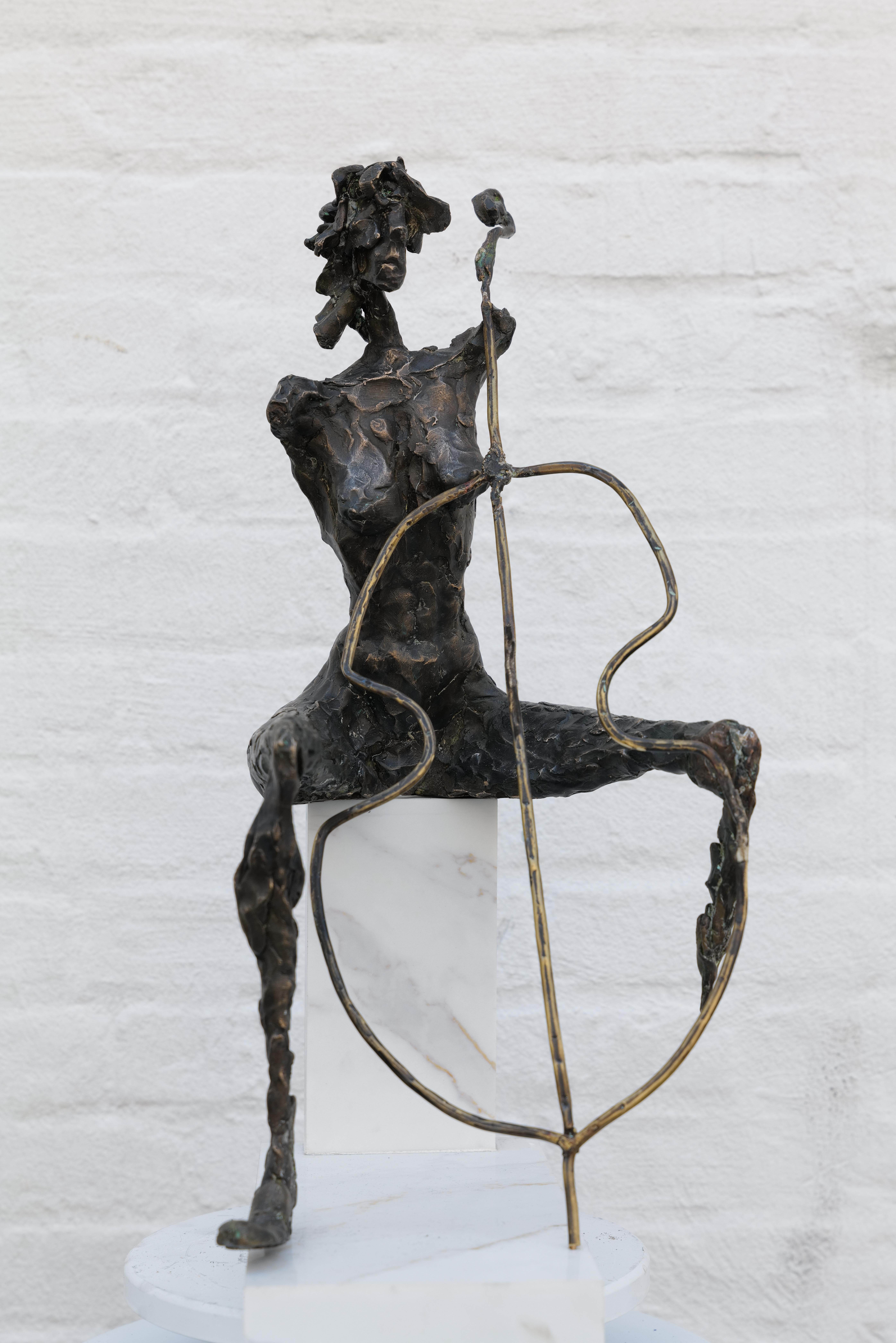 Con elegancia lírica y precisión escultural, el Violonchelista de Zura capta la tranquila intensidad de la interpretación musical. La forma alargada, fundida en bronce, evoca tanto el movimiento como la quietud, invitando al espectador a sentir la