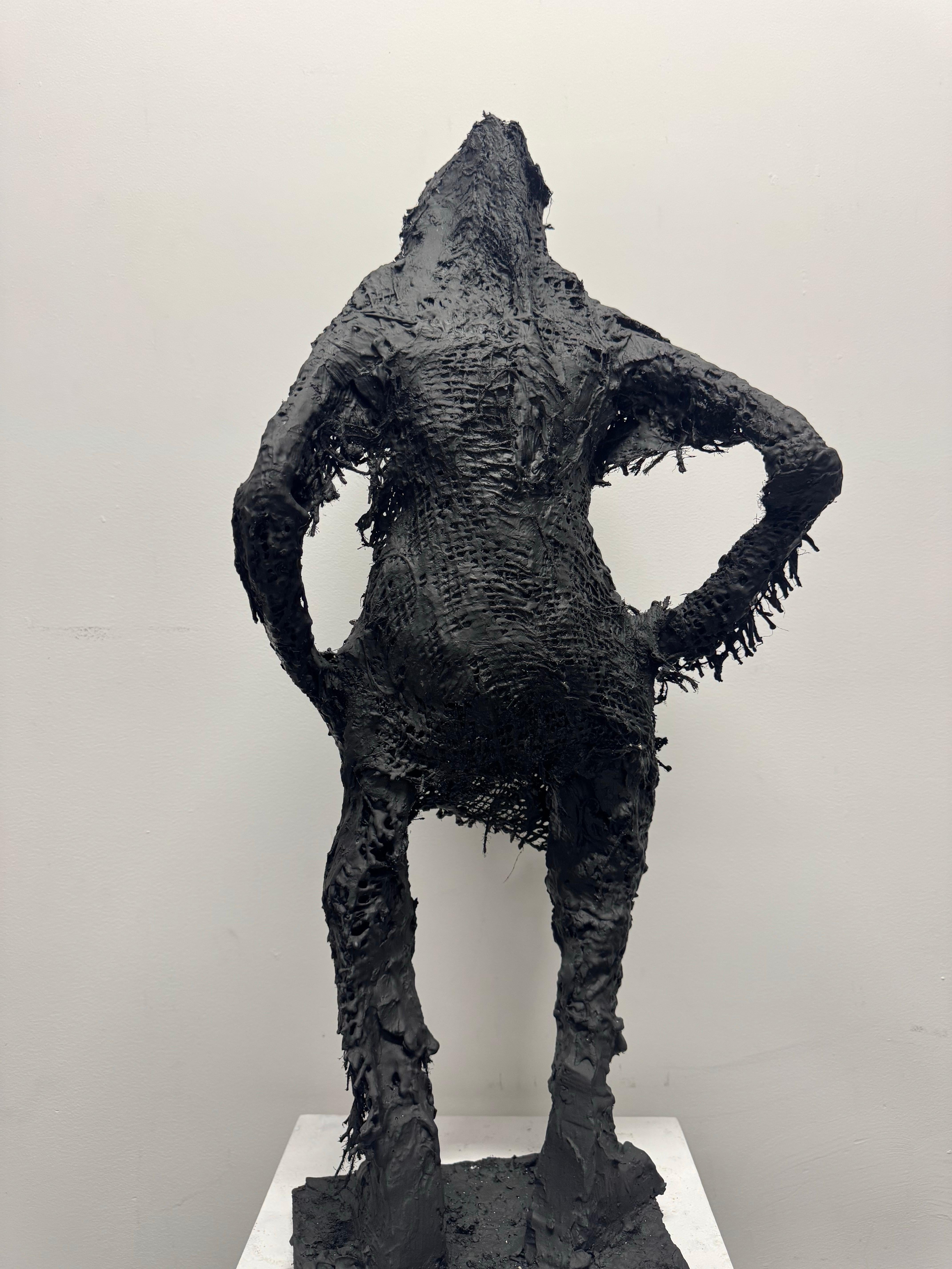 GALLERIA DELLE DODICI SEDIE
ZURA (georgiano-americano, nato nel 1969)
BAMBINI DEMNA, 2024
Tecnica mista
H. 35 x L. 12 x P. 10 pollici (89 x 30 x 25 cm)
Plexiglass acrilico trasparente incluso

I Demna Babies di Zura sono sculture in mixed-media