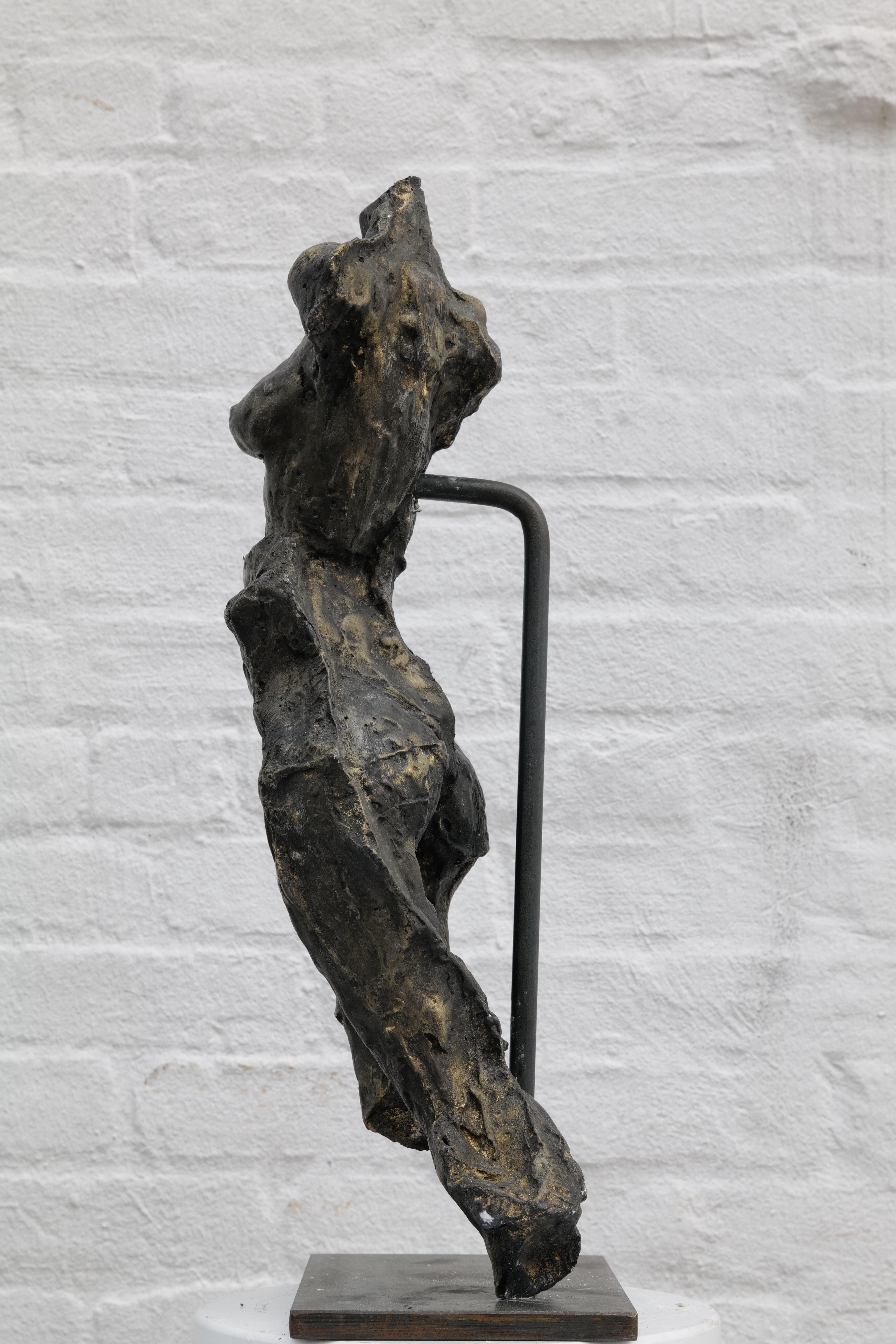 Torso femenino - Figurative Sculpture Oro de Zura