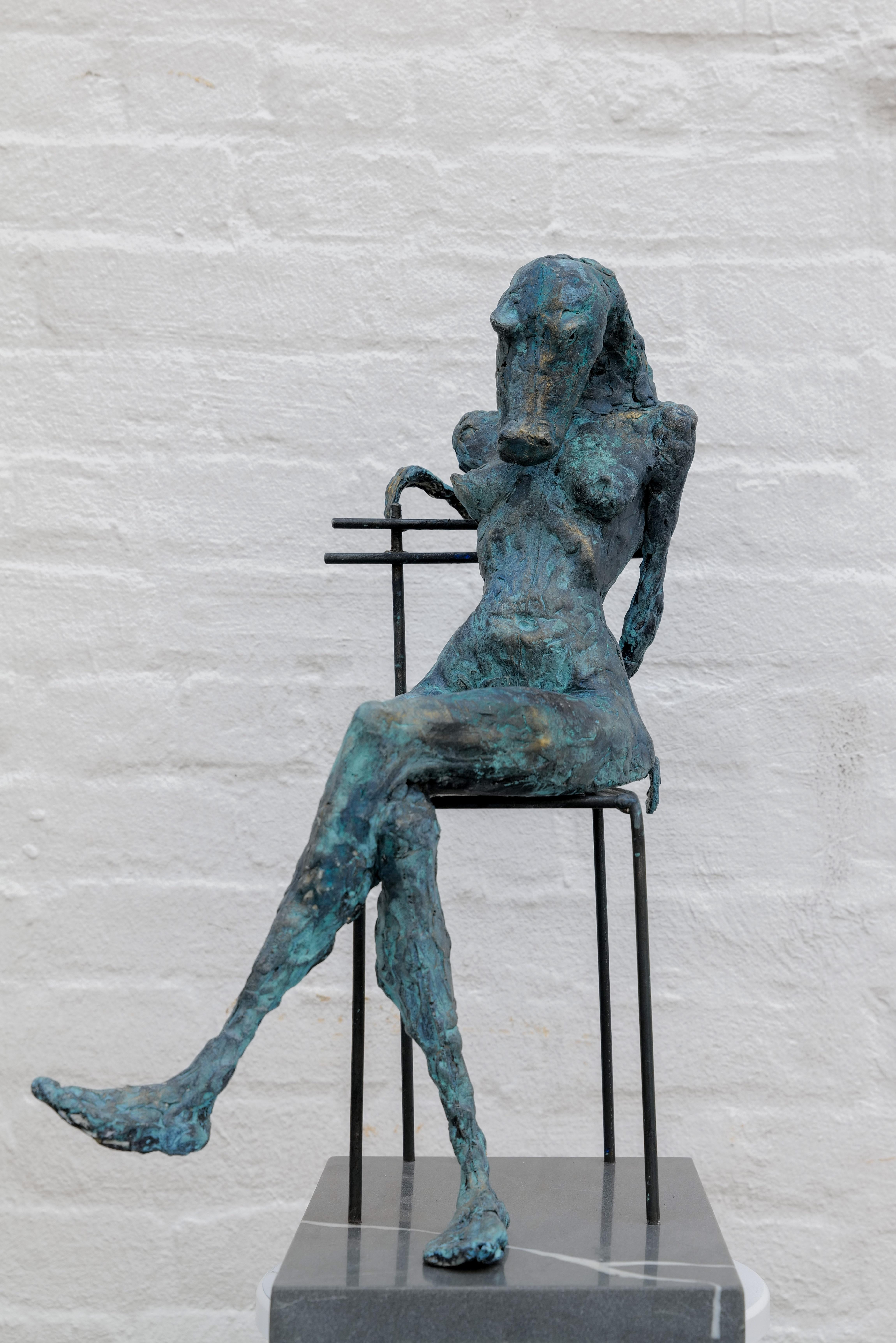 Femme Fatale (Aligátor-Figura Femenina) - Sculpture Contemporáneo de Zura
