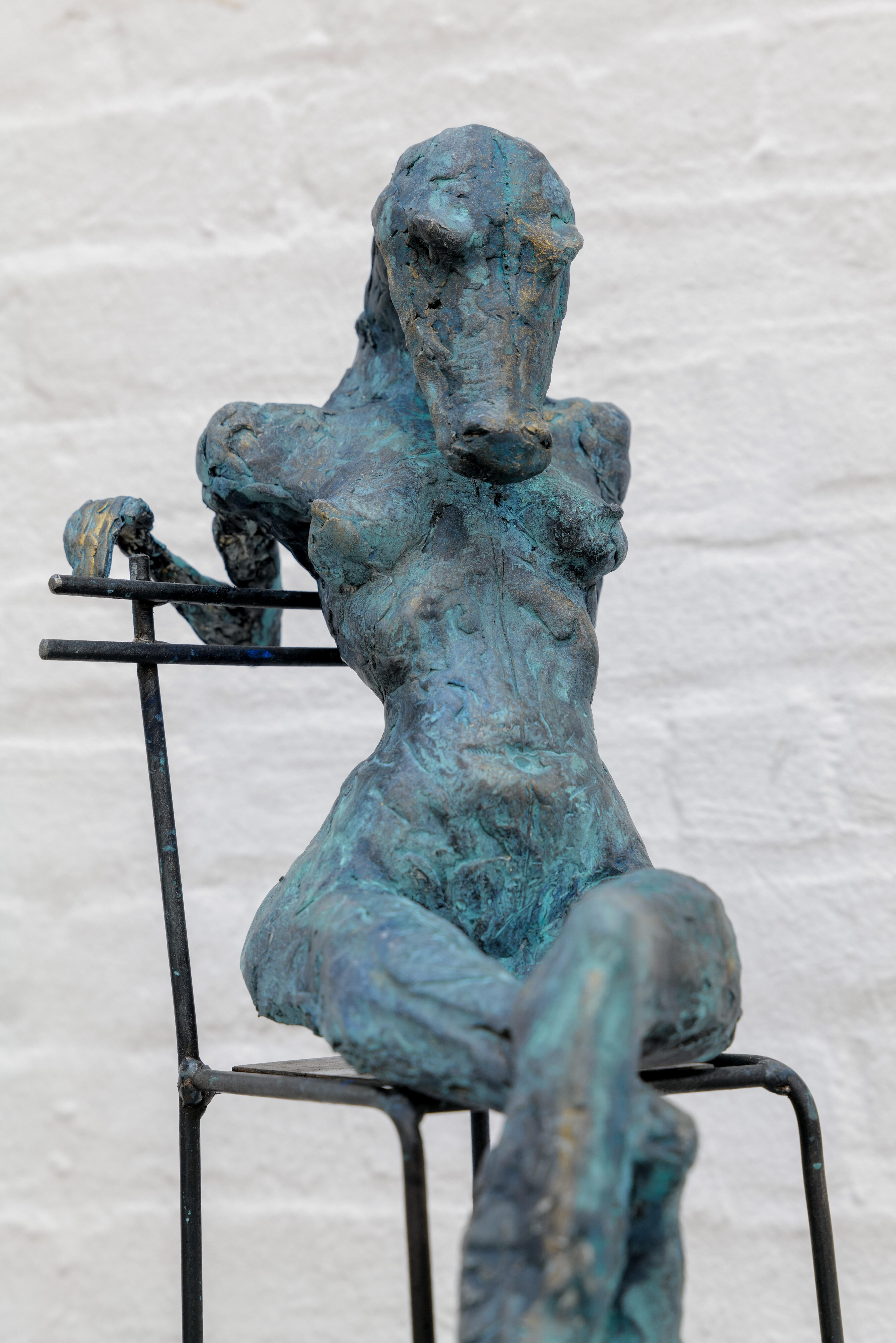 Femme Fatale (Aligátor-Figura Femenina) - Nude Sculpture Oro de Zura