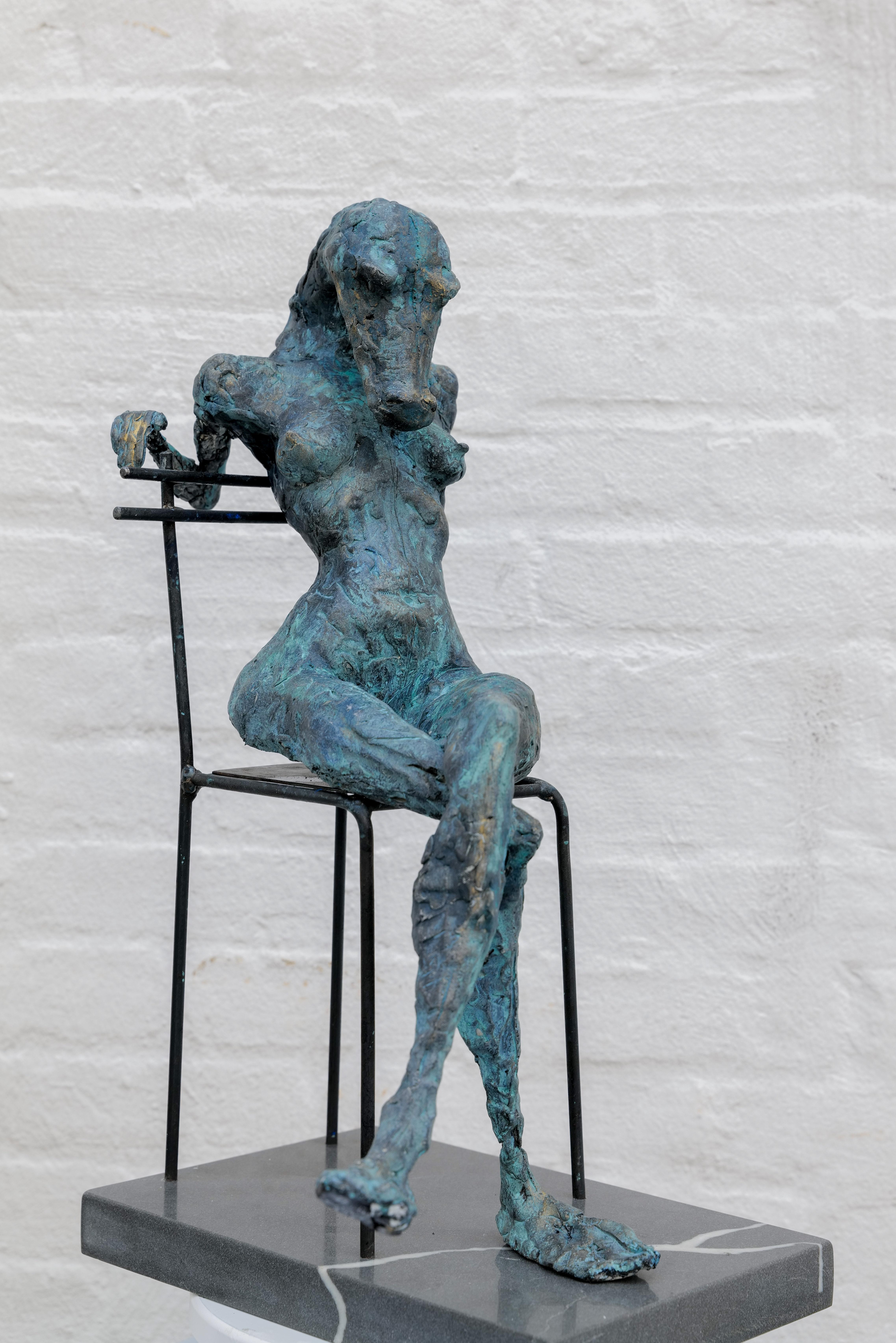 En Femme Fatale, Zura fusiona lo primitivo y lo elegante: una cabeza de caimán -antigua, sin parpadeo e impermeable- corona un refinado cuerpo femenino. La obra juega con el arquetipo de la tentadora, refundiéndolo como una figura de agencia más que