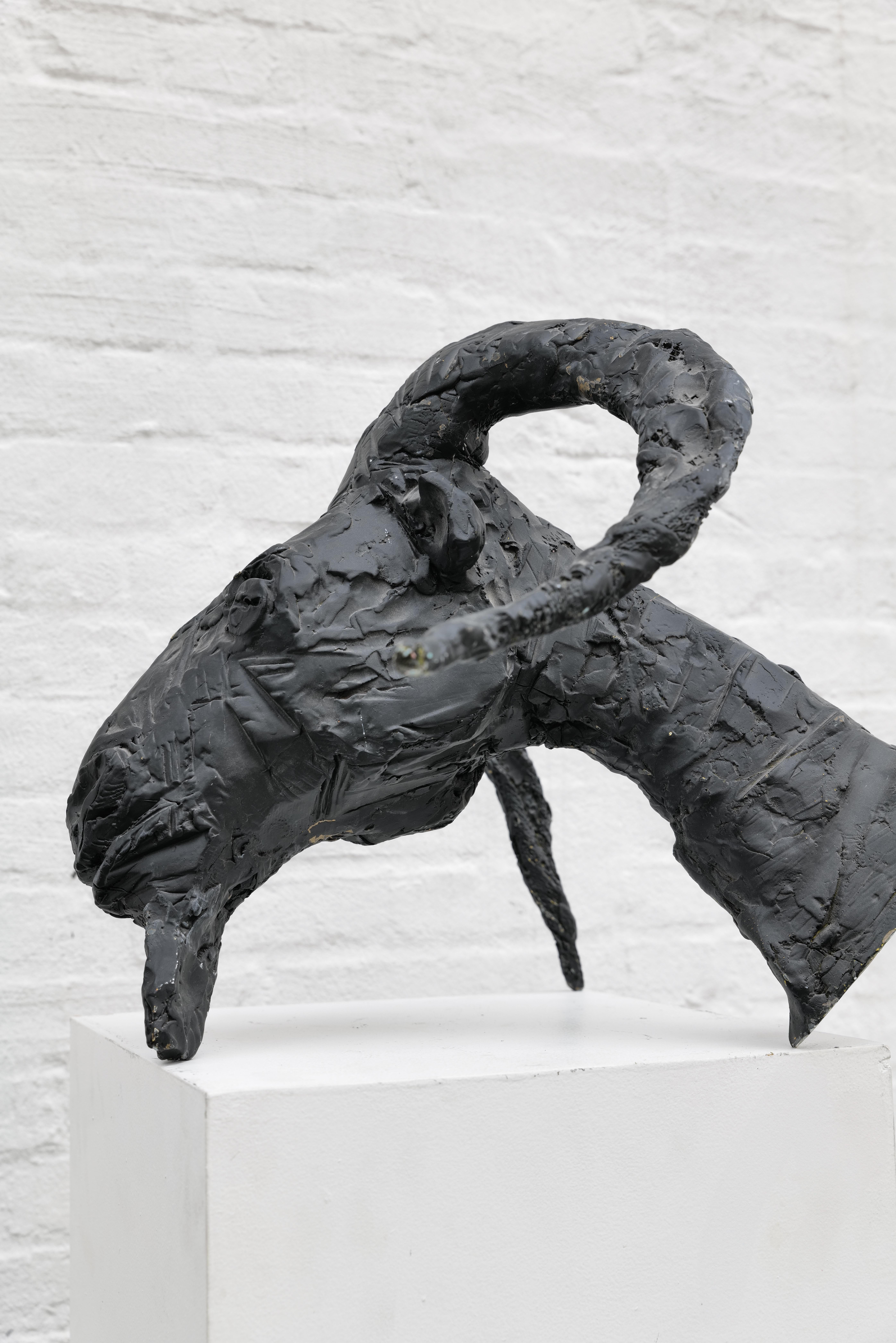 Cabeza de cabra - Figurative Sculpture Oro de Zura
