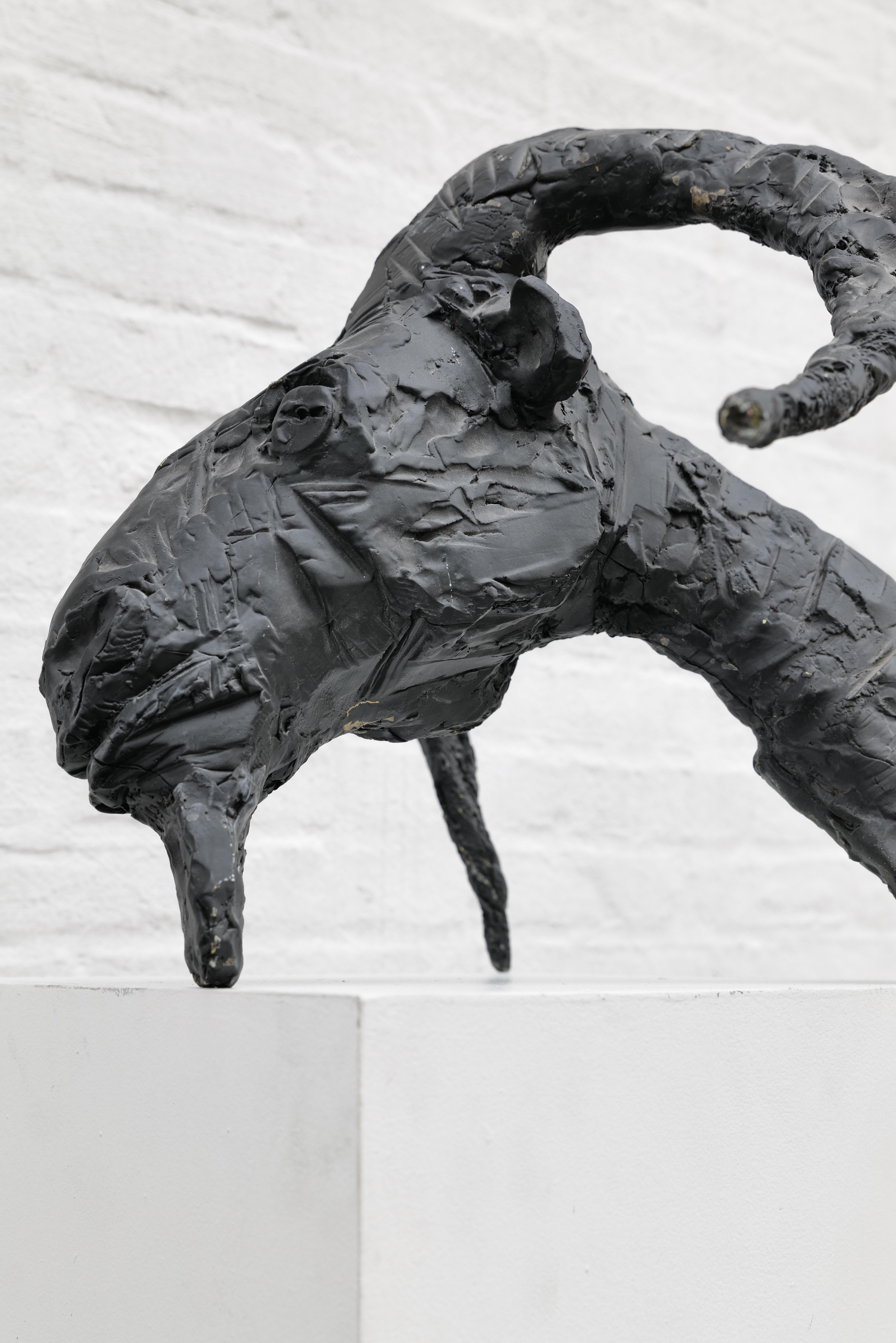 Figurative Sculpture de Zura - Cabeza de cabra