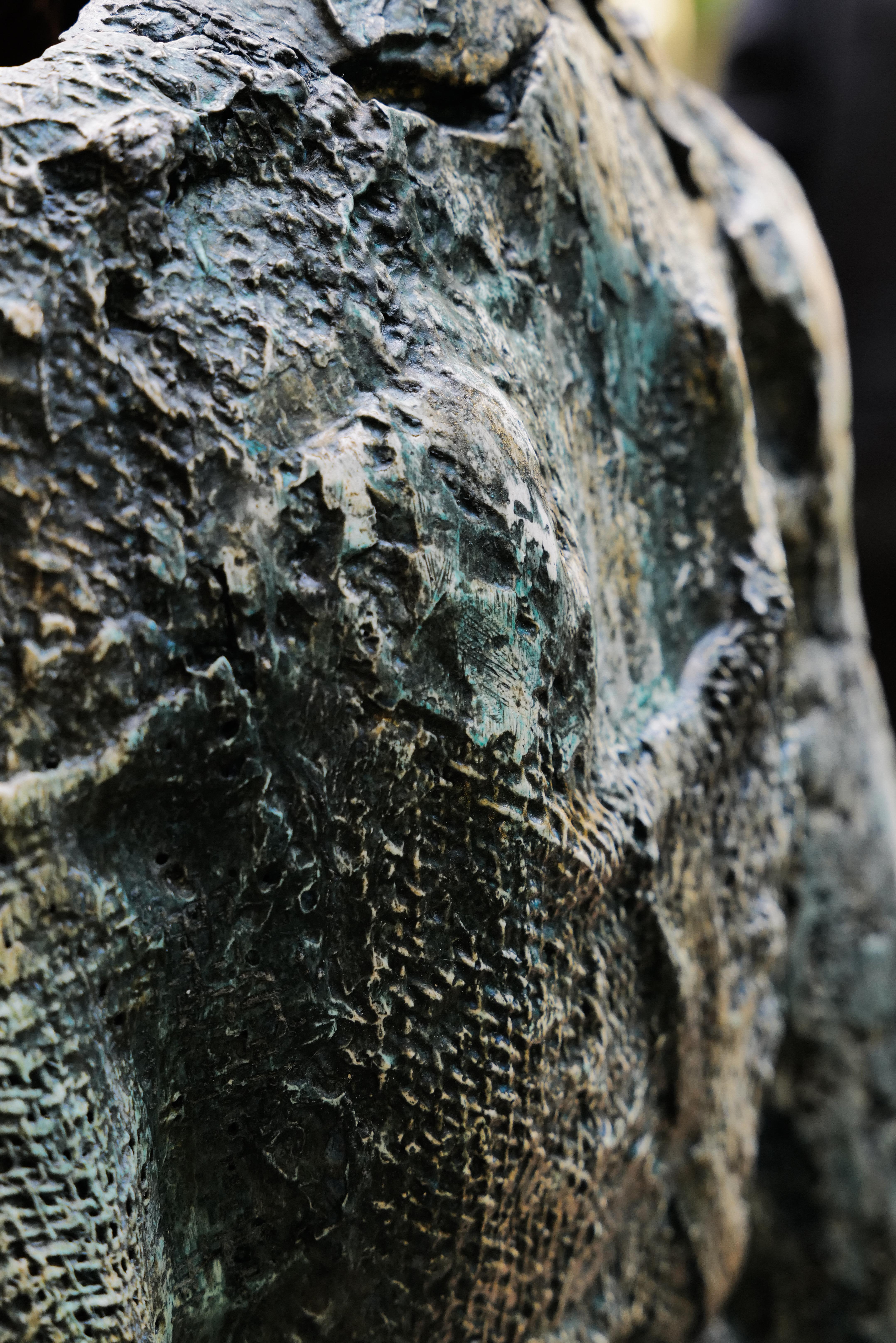 Helene - Torse de femme en plâtre par Zura, Disponible en Bronze (2025) en vente 2