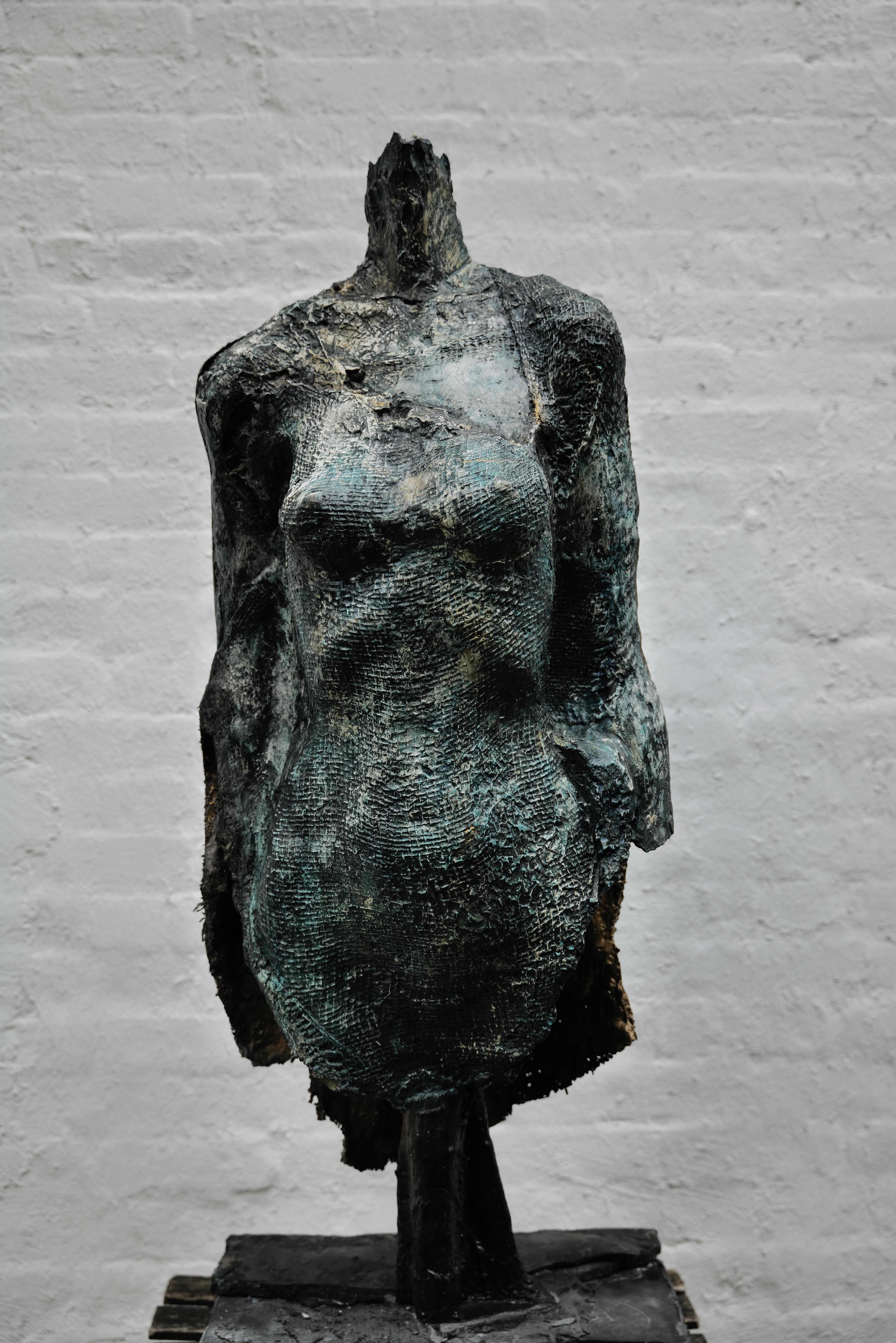 Helene - Torse de femme en plâtre par Zura, Disponible en Bronze (2025) en vente 4