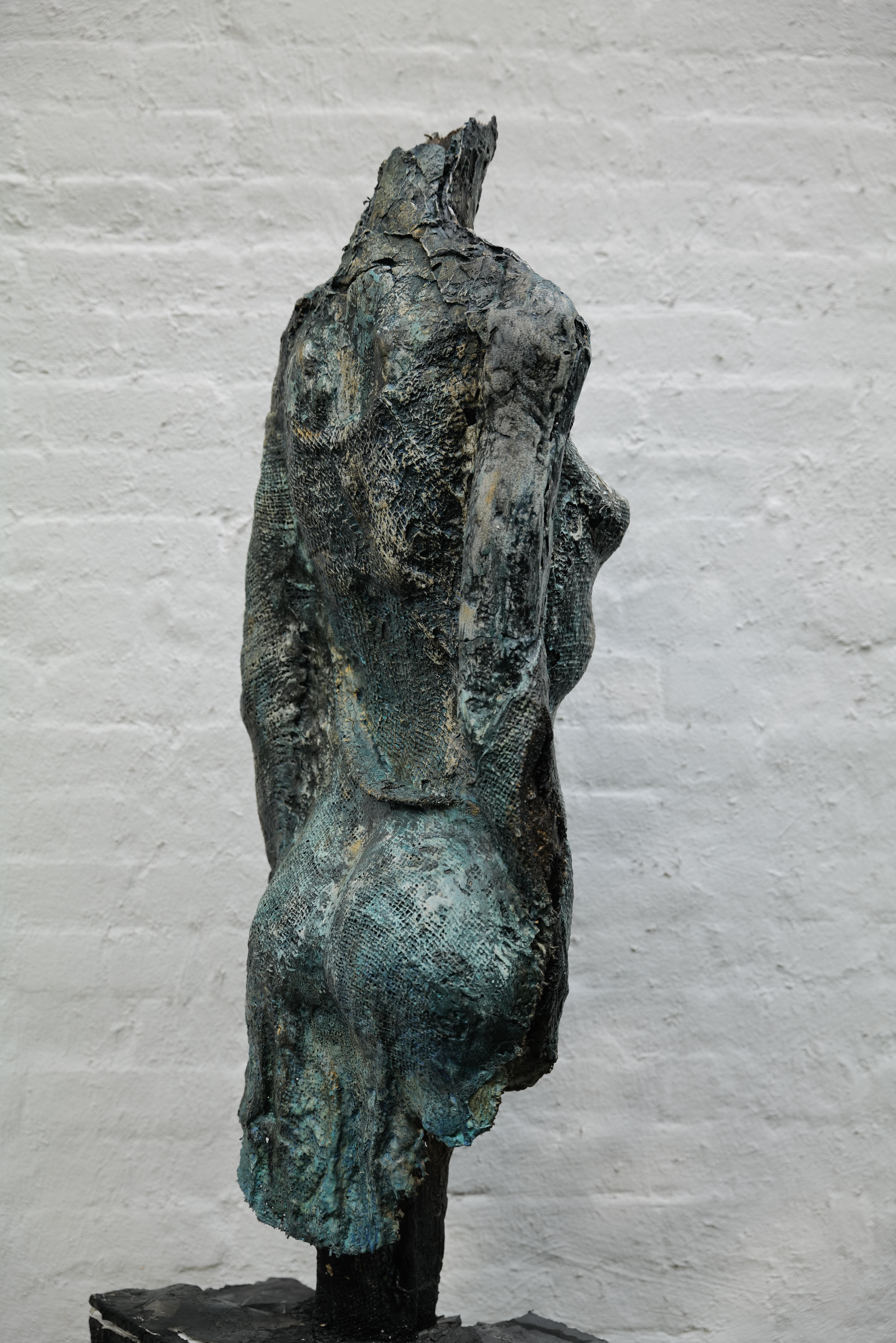 Helene - Torse de femme en plâtre par Zura, Disponible en Bronze (2025) en vente 6