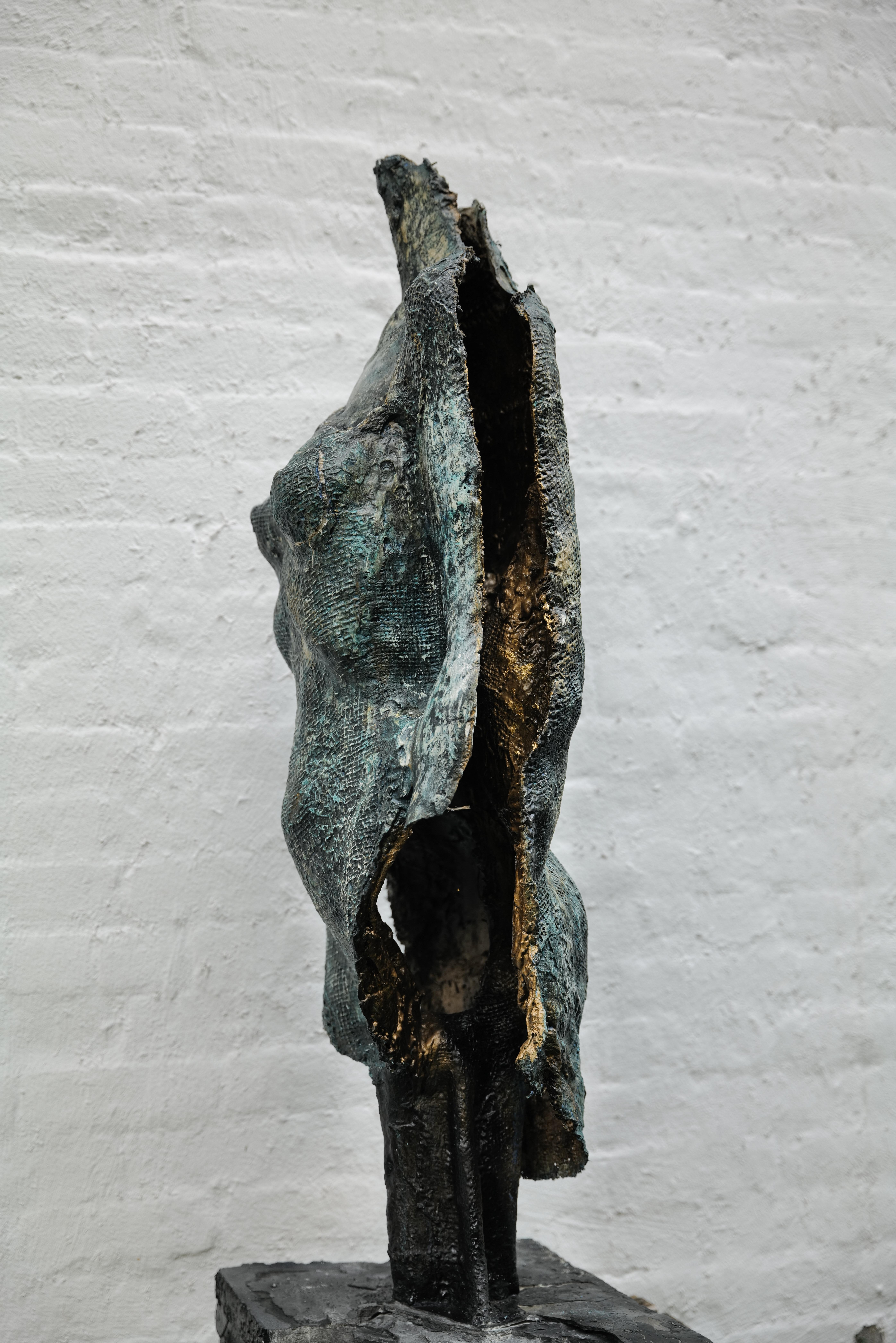 Helene - Torse de femme en plâtre par Zura, Disponible en Bronze (2025) en vente 7