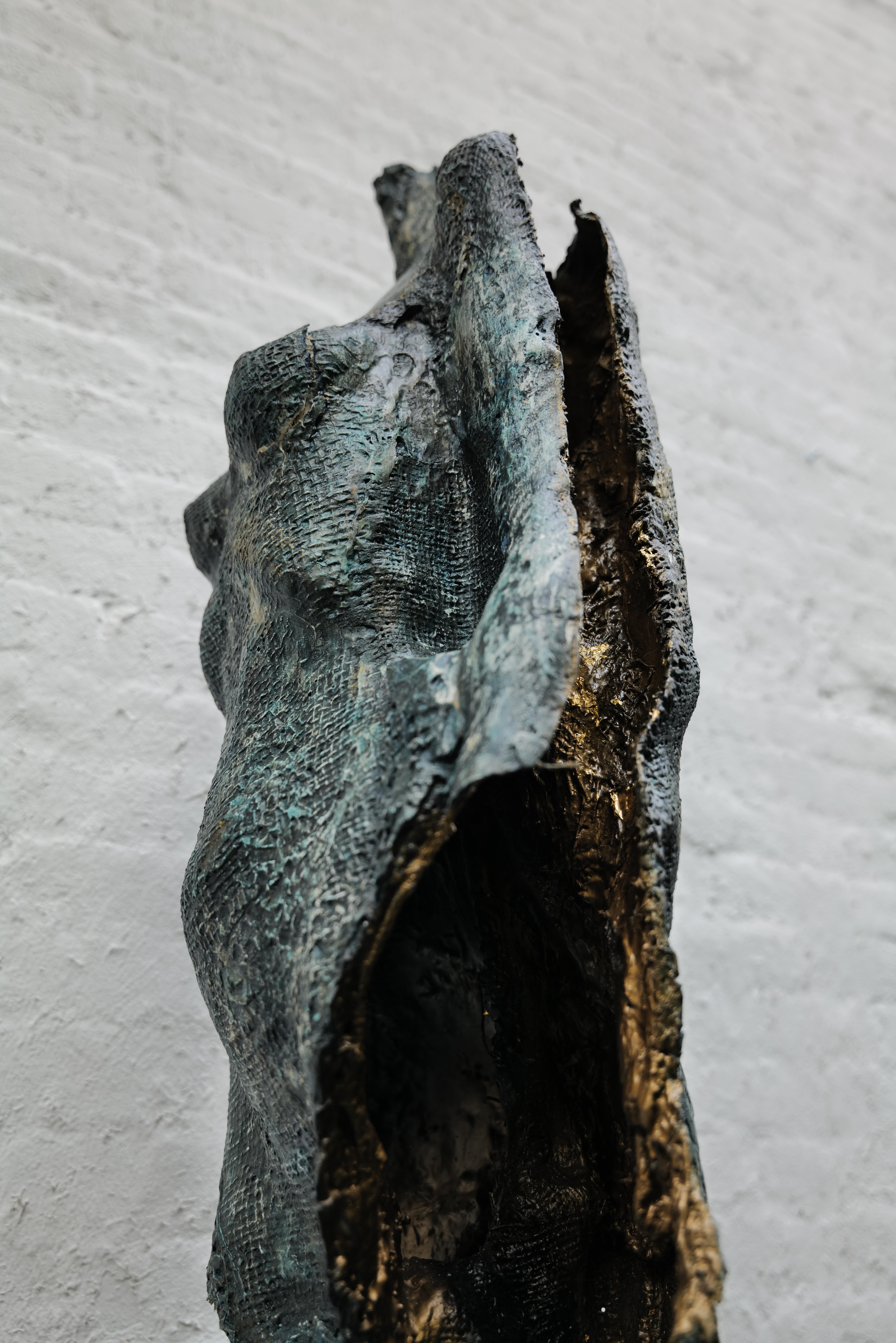 Helene - Torse de femme en plâtre par Zura, Disponible en Bronze (2025) en vente 8