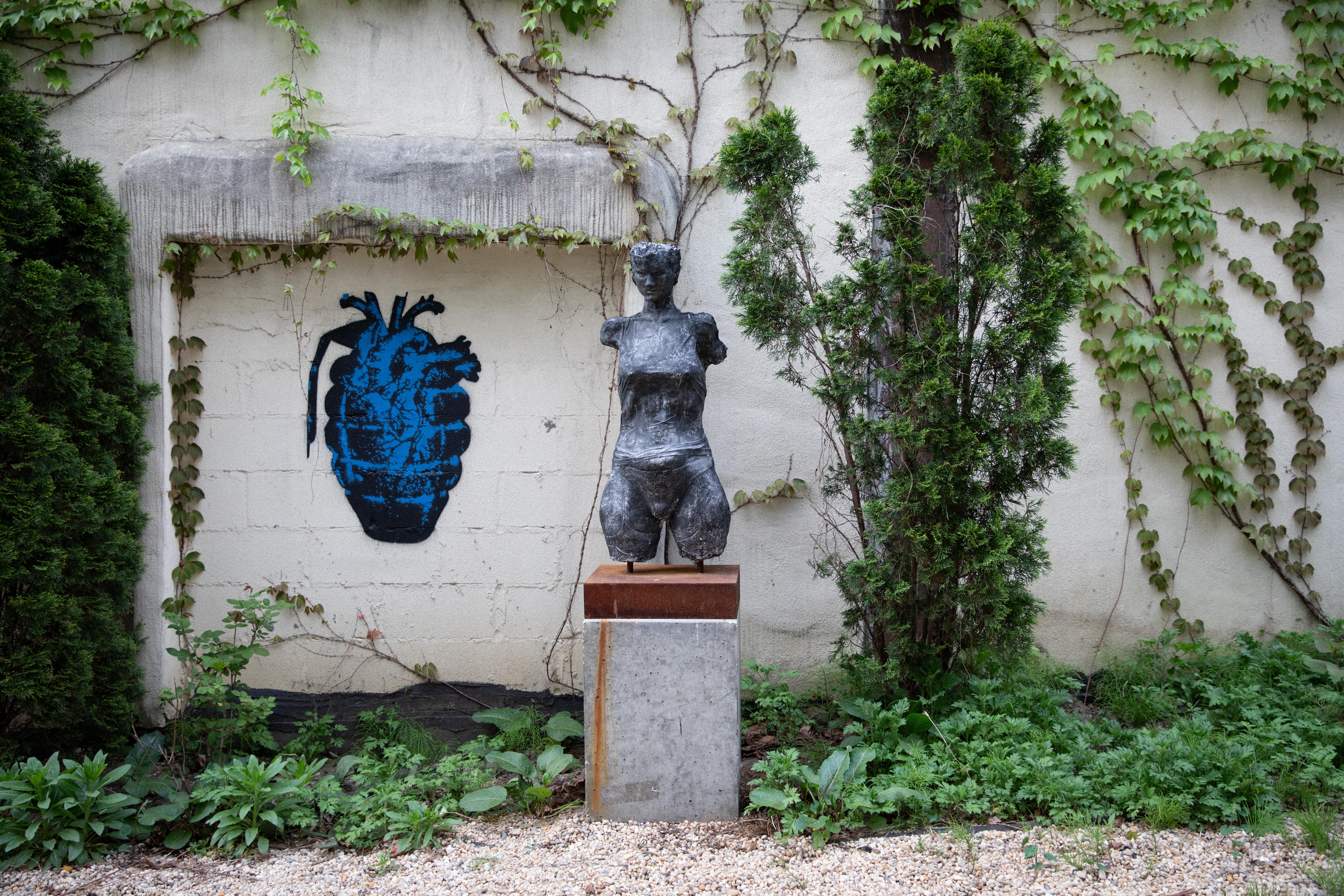 Life Size Female Torso - Sculpture de Zura