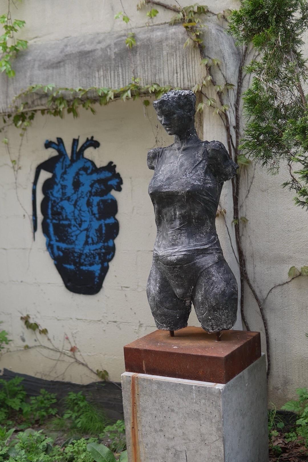 Life Size Female Torso - Sculpture Contemporáneo de Zura