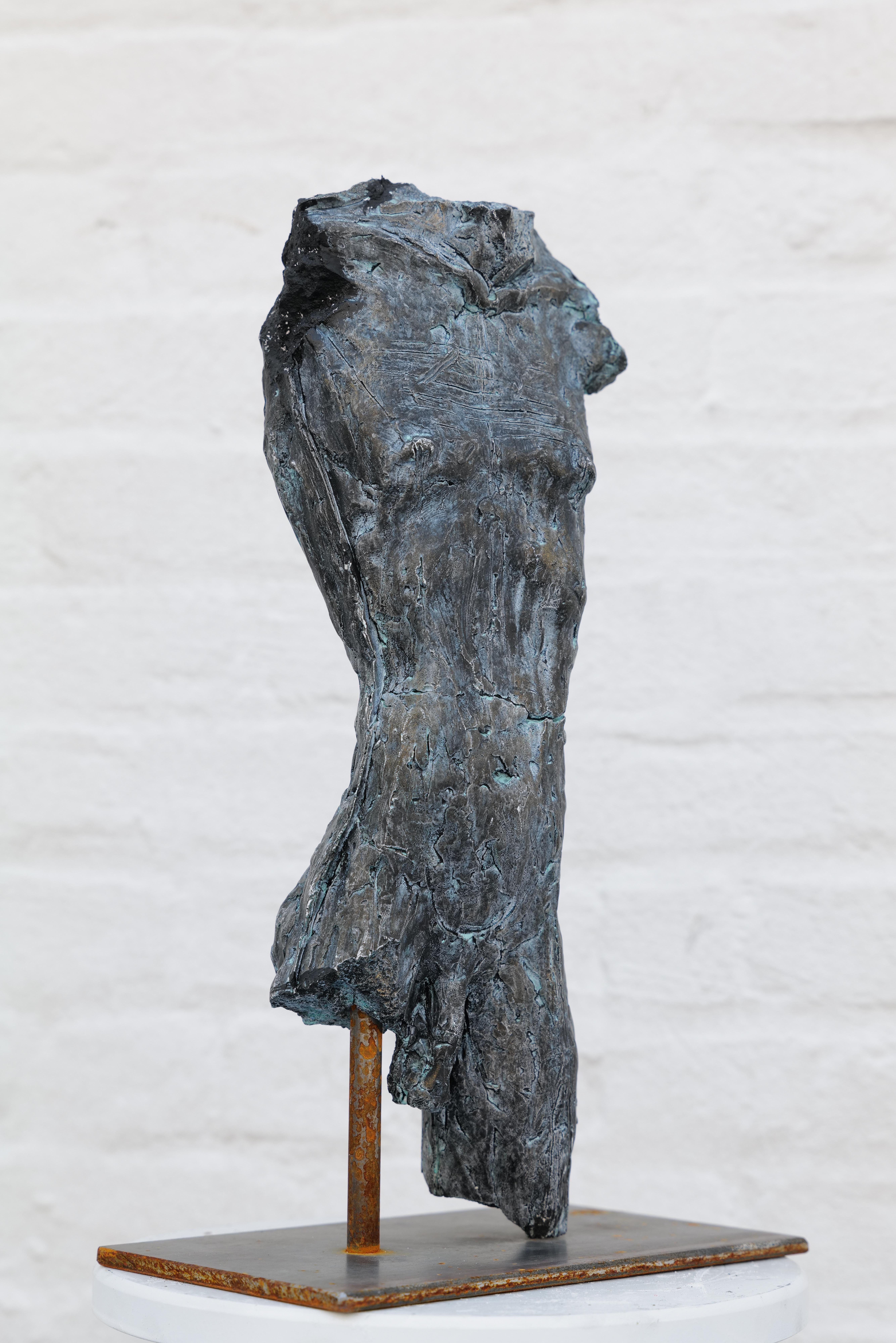 Scultura moderna di torso maschile di Zura - Resina o bronzo, 2025 in vendita 2