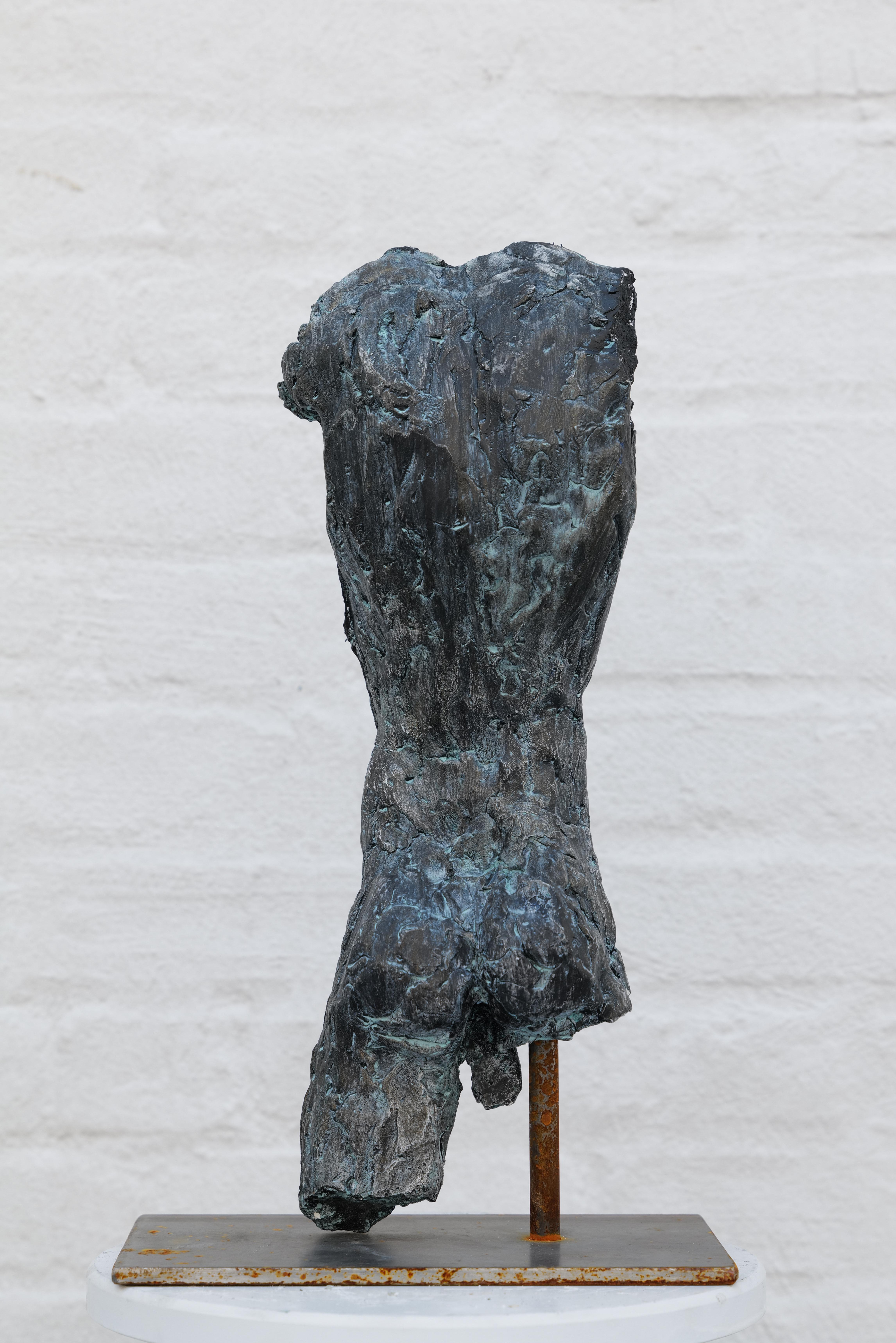 Scultura moderna di torso maschile di Zura - Resina o bronzo, 2025 in vendita 3