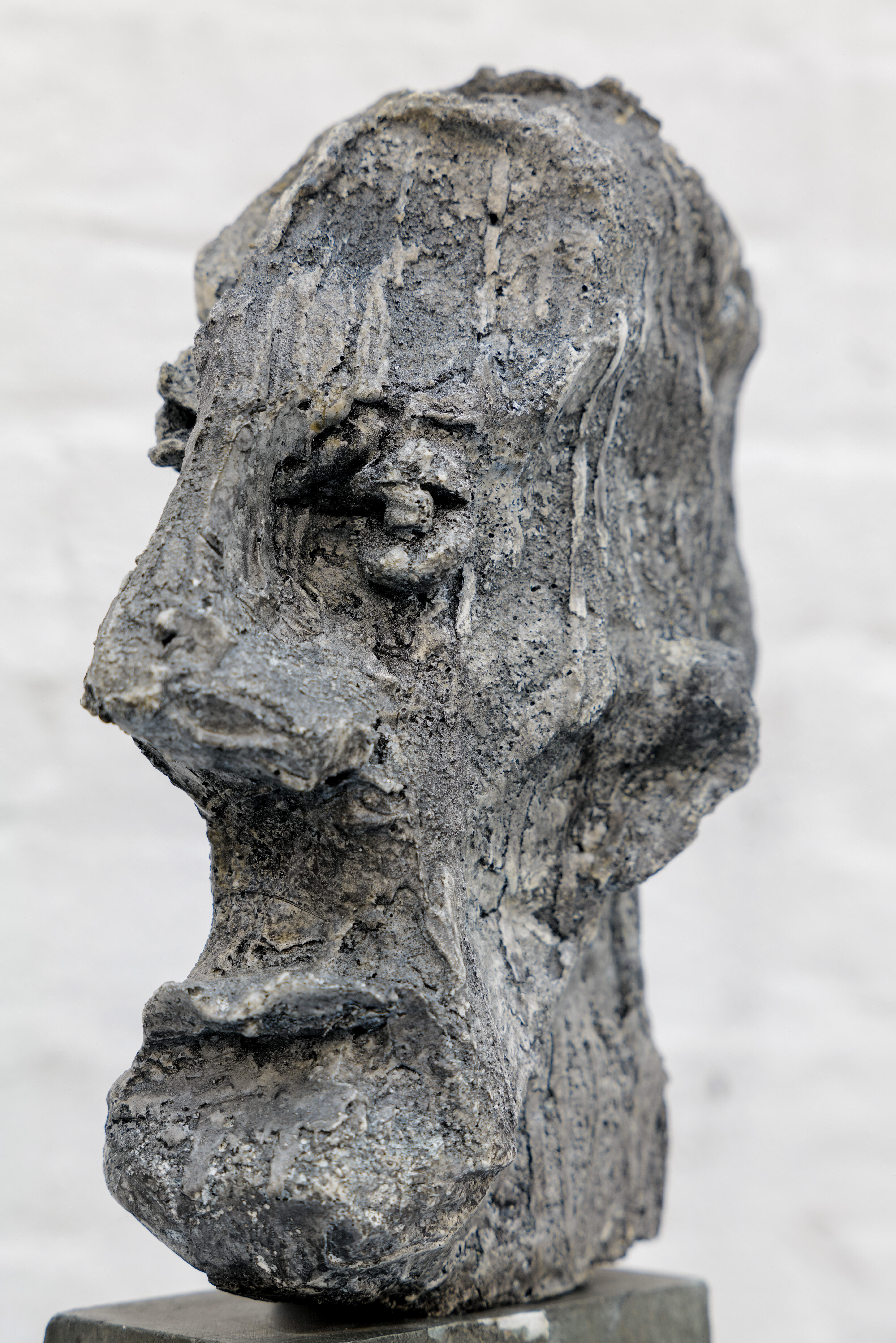 Retrato - Figurative Sculpture Oro de Zura