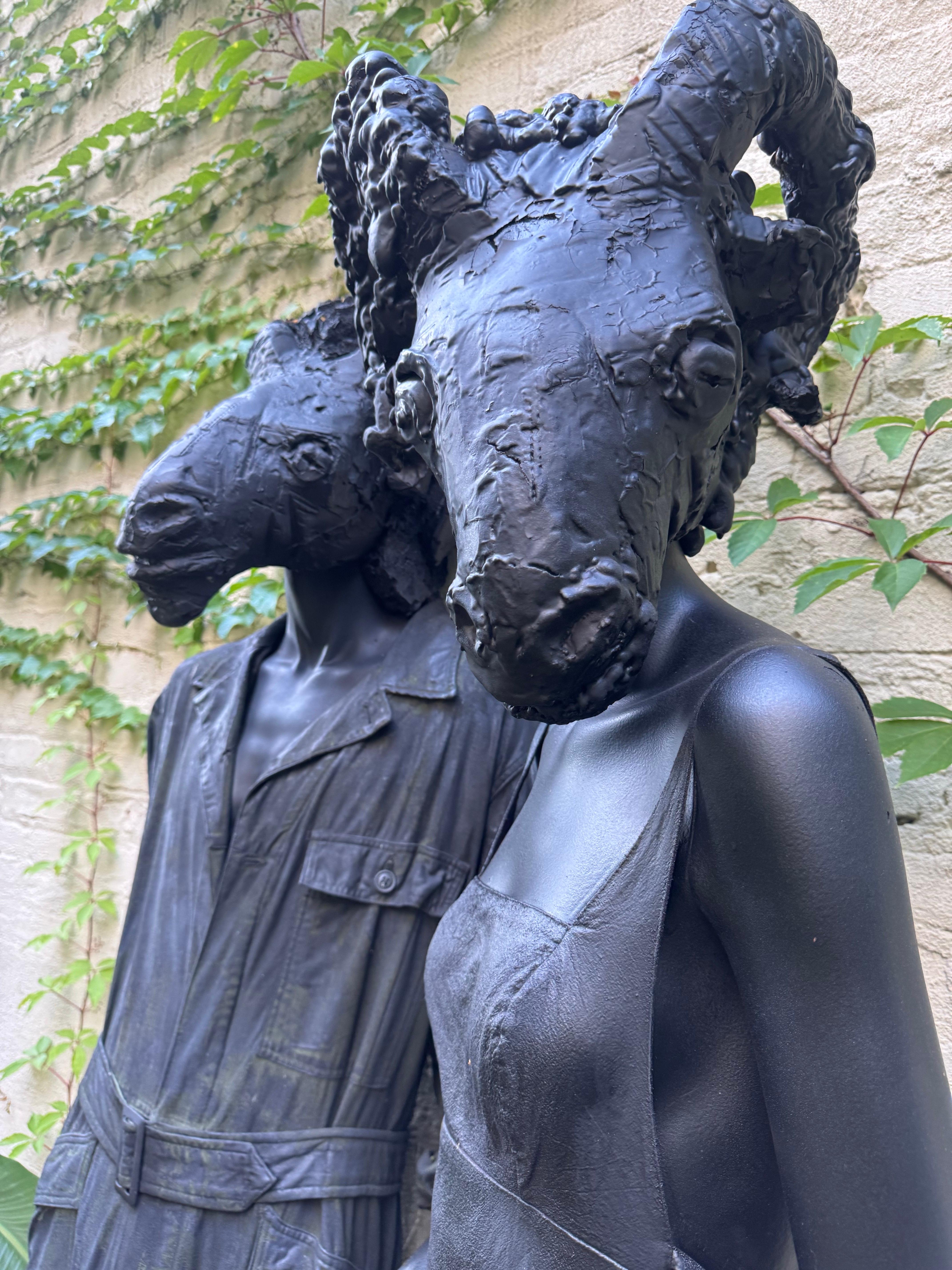 In The Masks We Marry (Le maschere che sposiamo), Zura presenta una potente installazione di sculture a grandezza naturale a tecnica mista, figure ibride costruite con collage, materiali grezzi e teste di capra straordinariamente simboliche. Queste