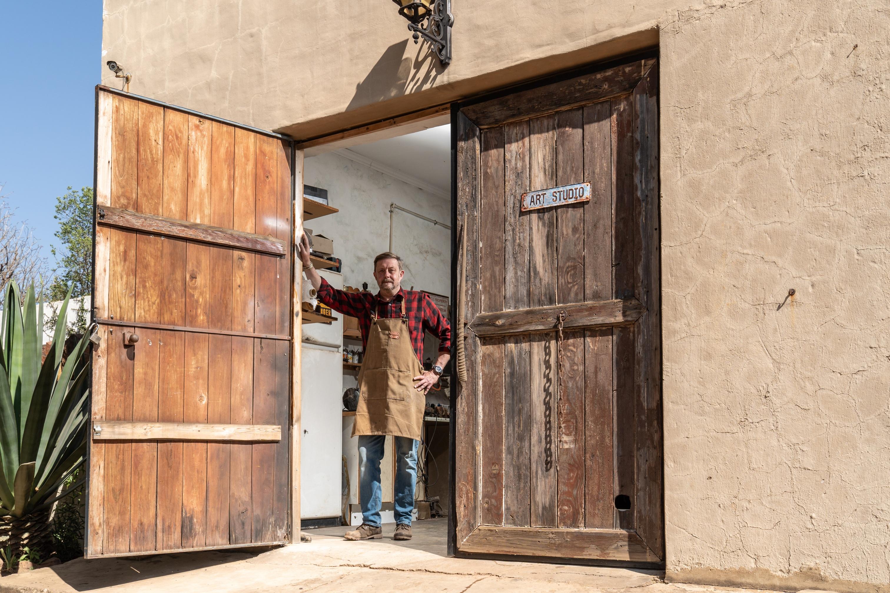 Zuri - Giovane donna, nudo astratto in bronzo - Scultura africana in vendita 4