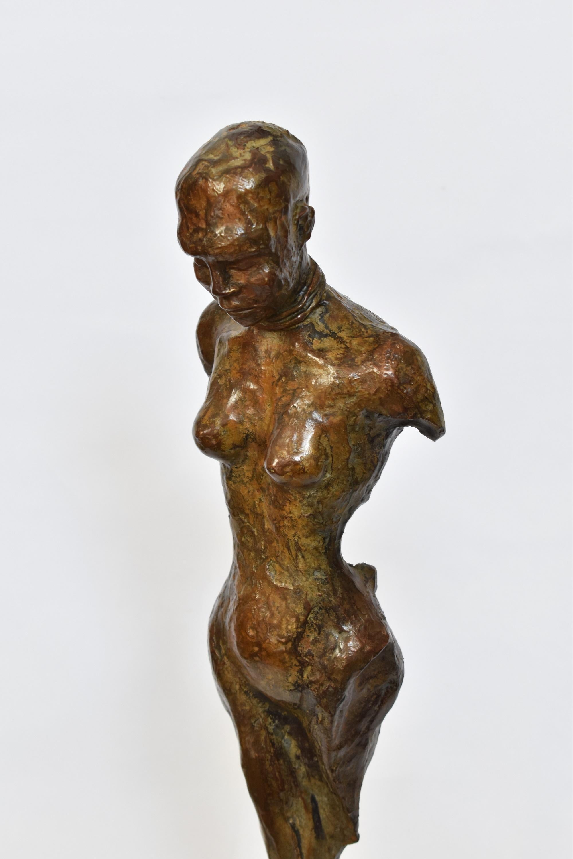 Zuri, che in swahili significa bello, è un nudo astratto africano in bronzo e segna un momento significativo nella mia evoluzione creativa: un'espansione dalla scultura di animali selvatici all'esplorazione della forma umana. Inizialmente la mia