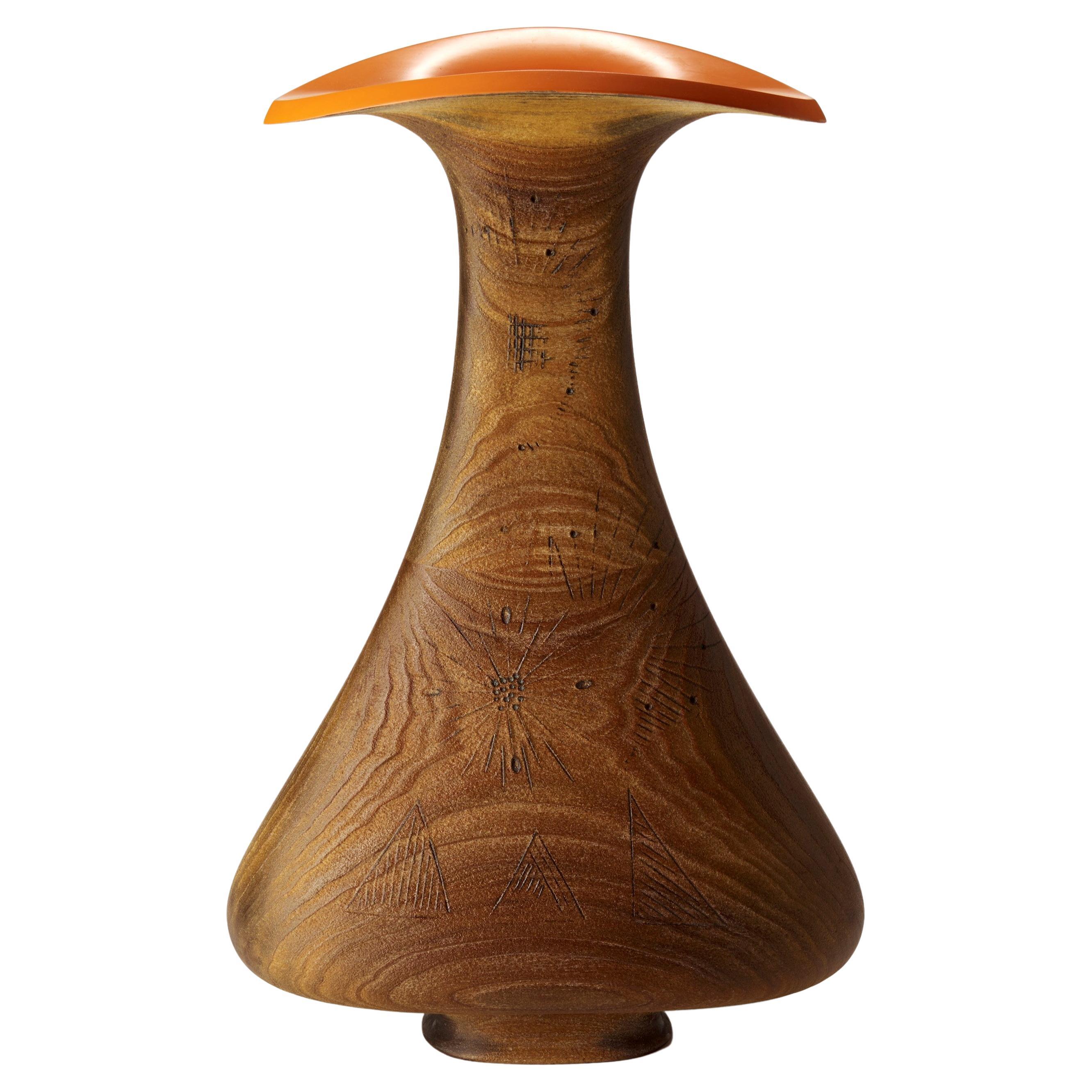Zurri 0,1, un récipient sculptural en bois de tulipe avec intérieur orange de Donald Baugh