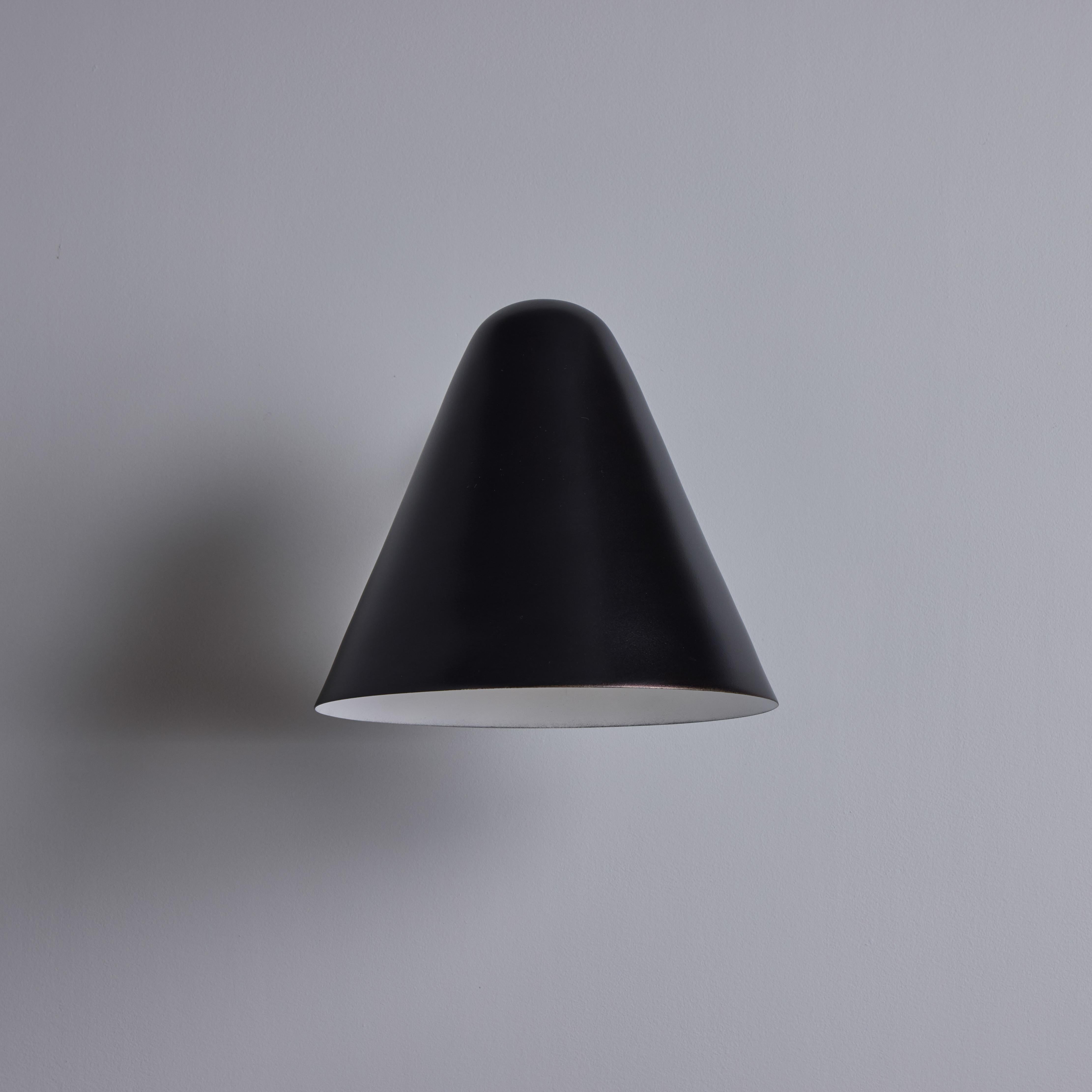 Aplique de latón pintado de negro 