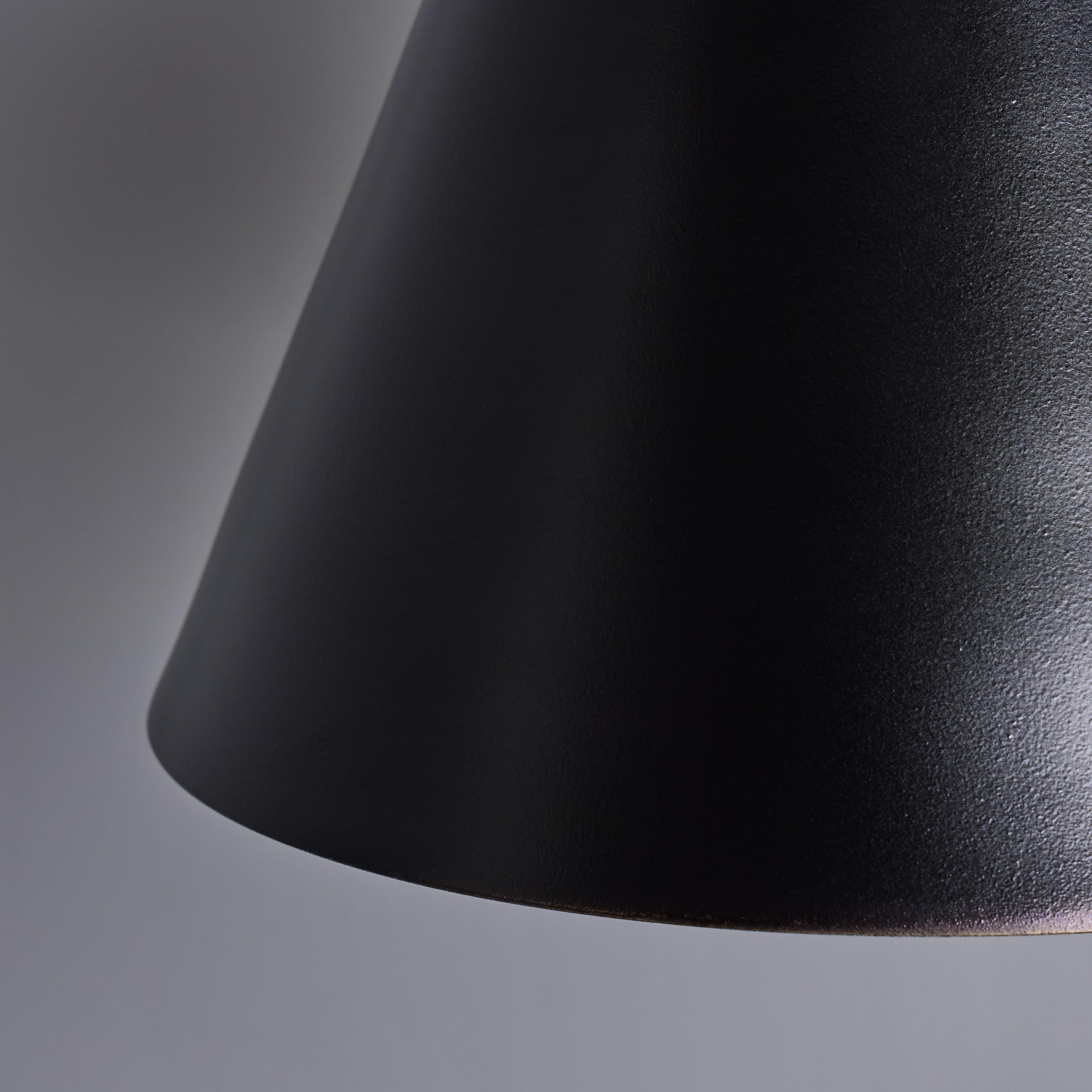 Aplique de latón pintado de negro 
