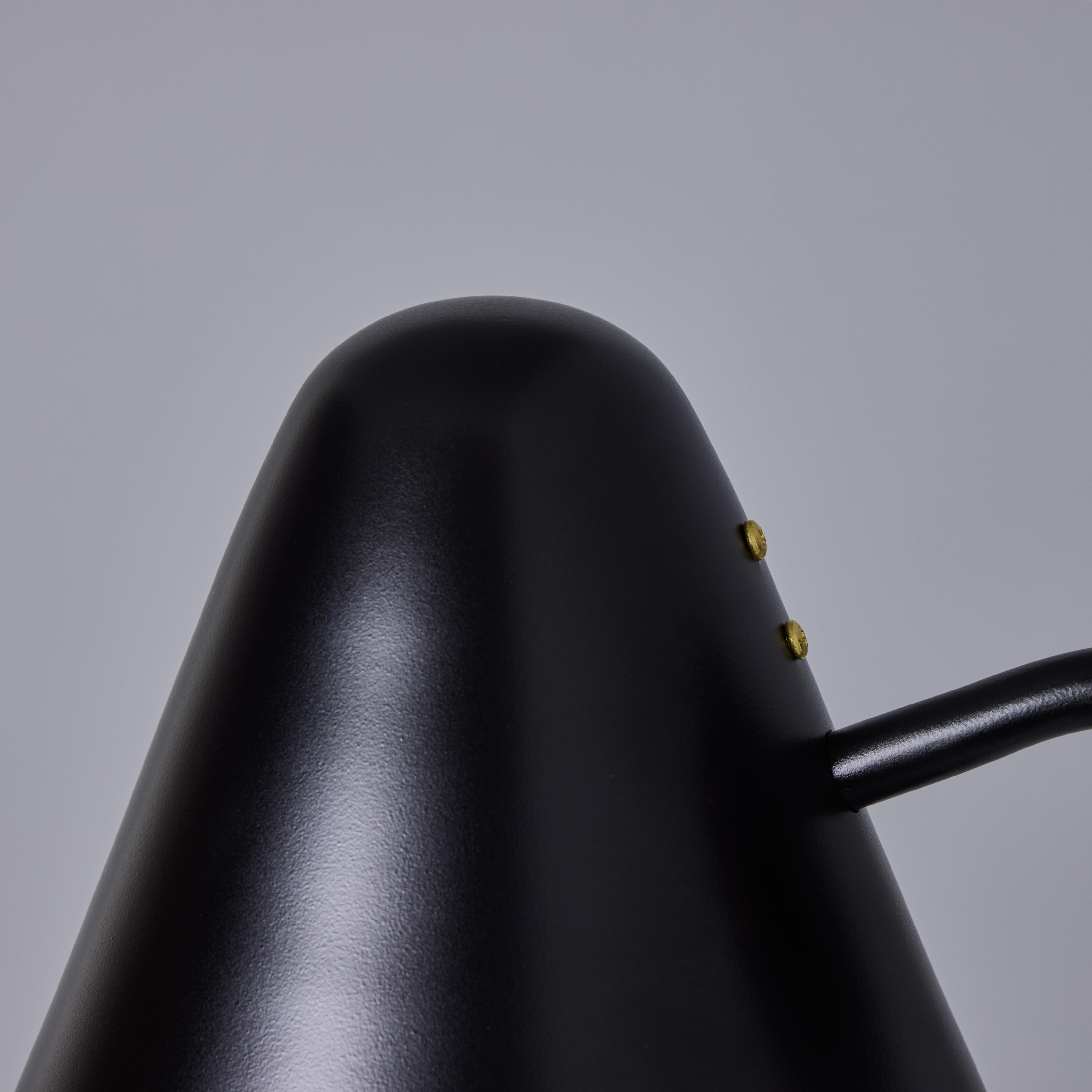 Aplique de latón pintado de negro 