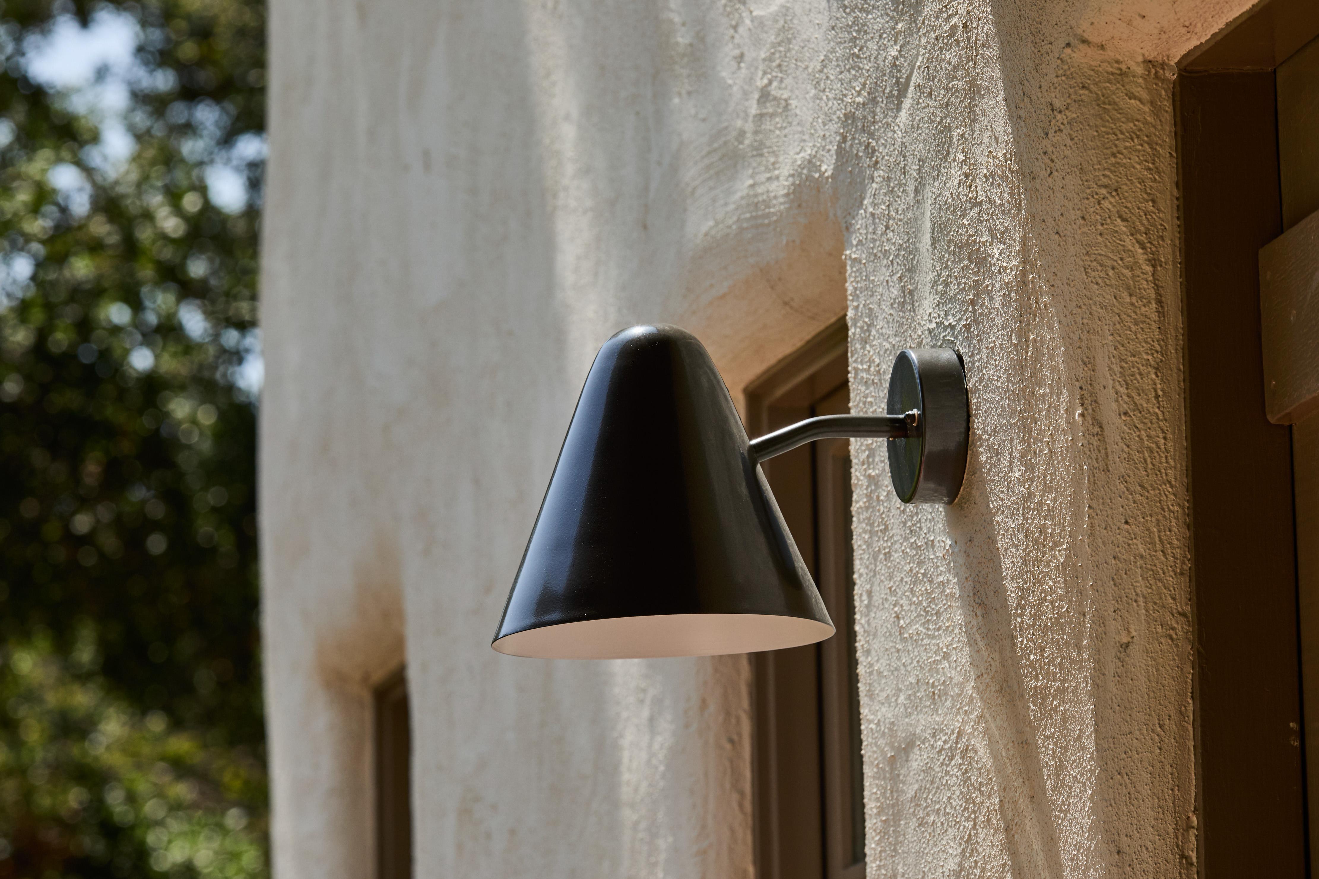 Peint Applique murale en laiton peint bronze 'ZuZu' dans le style de Jacques Biny en vente